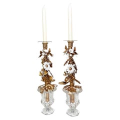 Par de candelabros de cristal y bronce