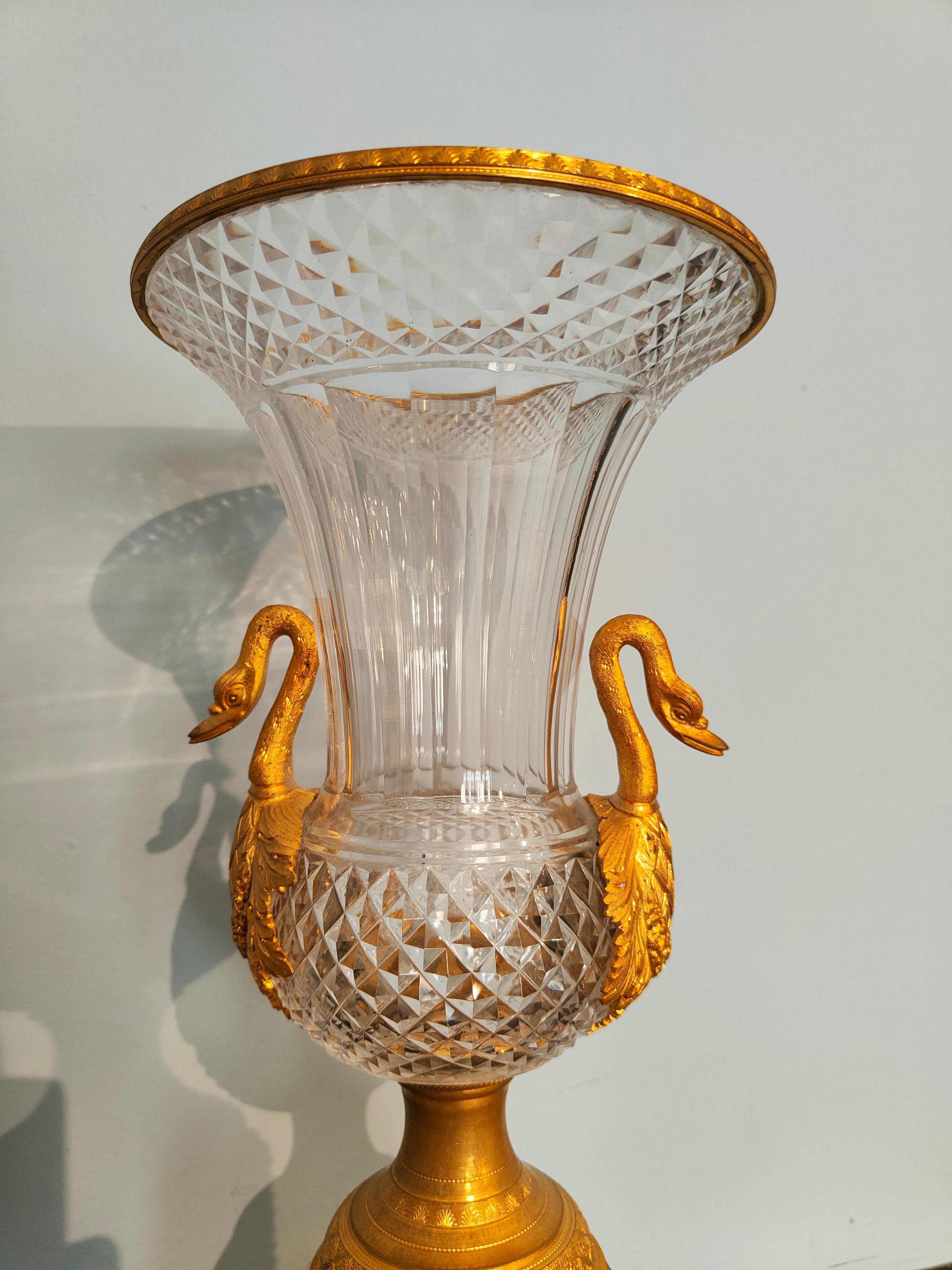 Ein Paar Vasen aus Kristall und Bronze aus der Empirezeit.
Bedeutendes Paar Vasen aus der Empirezeit, hergestellt in Frankreich in der ersten Hälfte des 19. Jahrhunderts. 
Die Vasen sind aus geschliffenem Kristall (vermutlich aus russischer