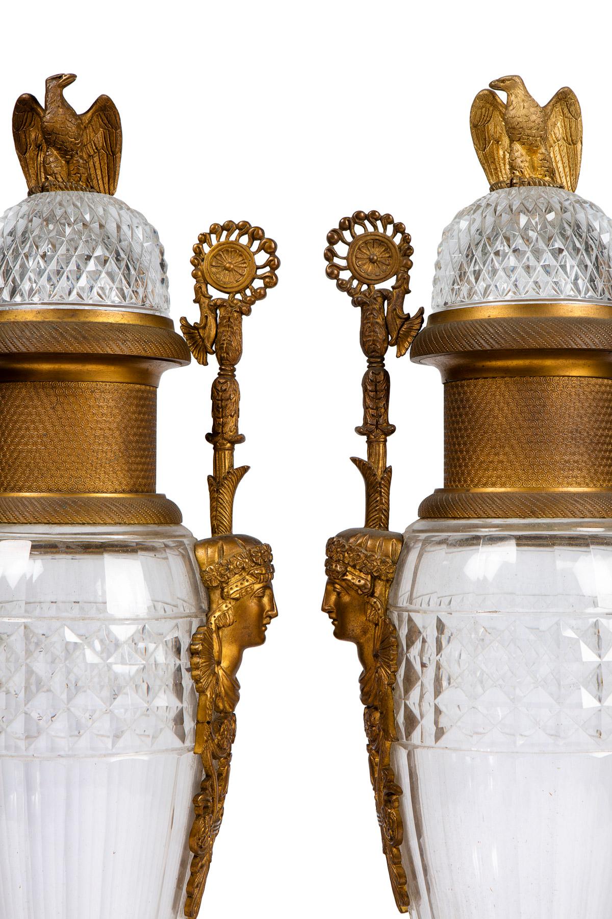 Coppia di cristalli in stile impero francese della fine del 19° secolo tagliati in bronzo ormeggiato con dorature originali
 L'aquila è incastonata nella base ai quattro angoli, sul lato del vaso ci sono magnifiche teste di donna in bronzo