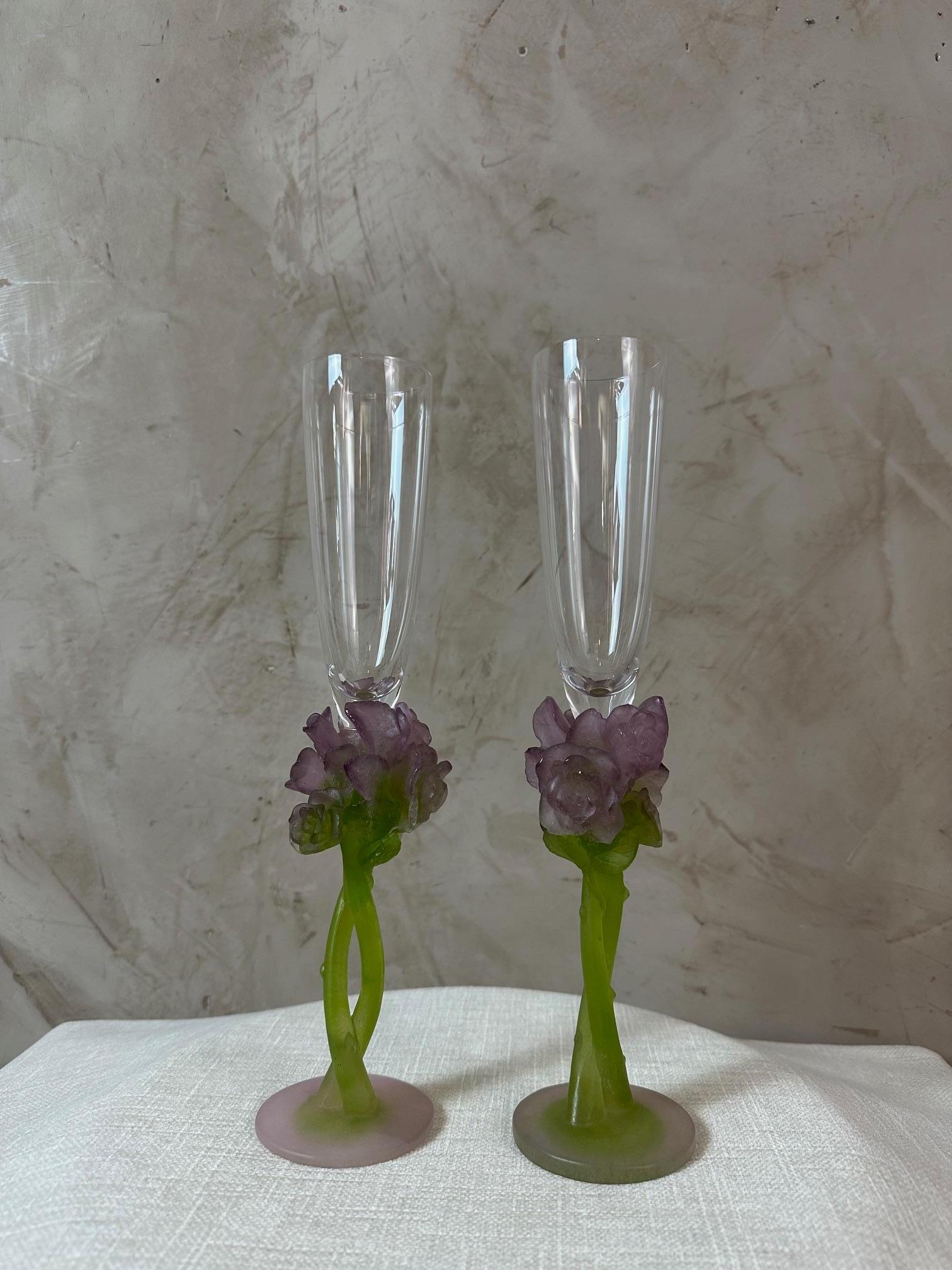 Magnificent pair of crystal flutes with a pâte de verre base from the renowned French crystal maker Daum. Dating from the 2010s.
This pair of flutes depicts roses and their stems, blending green and pink with remarkable elegance.
Signed 