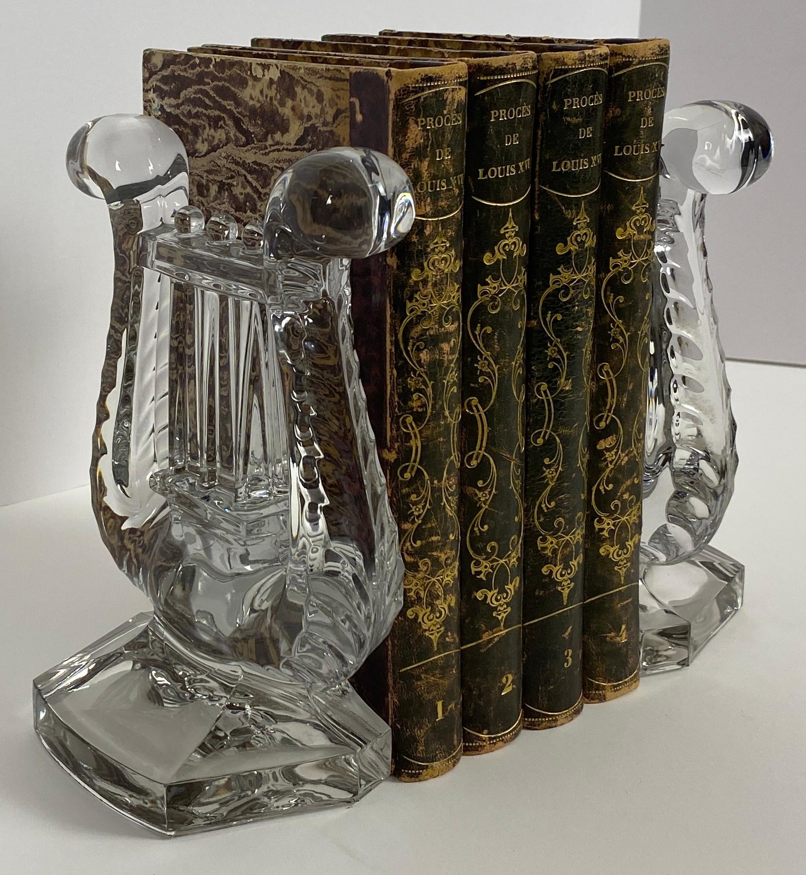 Una coppia di fermalibri molto decorativi e di buona qualità, realizzati in un bellissimo cristallo.
Splendida ed elegante coppia di fermalibri in cristallo attribuiti a Waterford, circa anni '80.

Perfetto per esporre i tuoi libri preferiti su