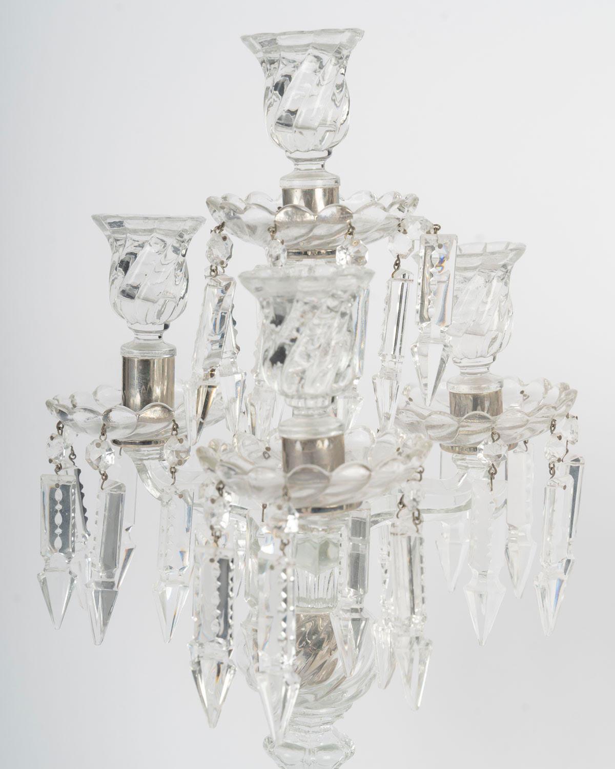 Ein Paar Kristallkandelaber des 20. Jahrhunderts mit 4 Lichterarmen.

H: 55,5cm, T: 25cm

Bitte kontaktieren Sie uns vor der Bestellung, um die Verfügbarkeit zu bestätigen.