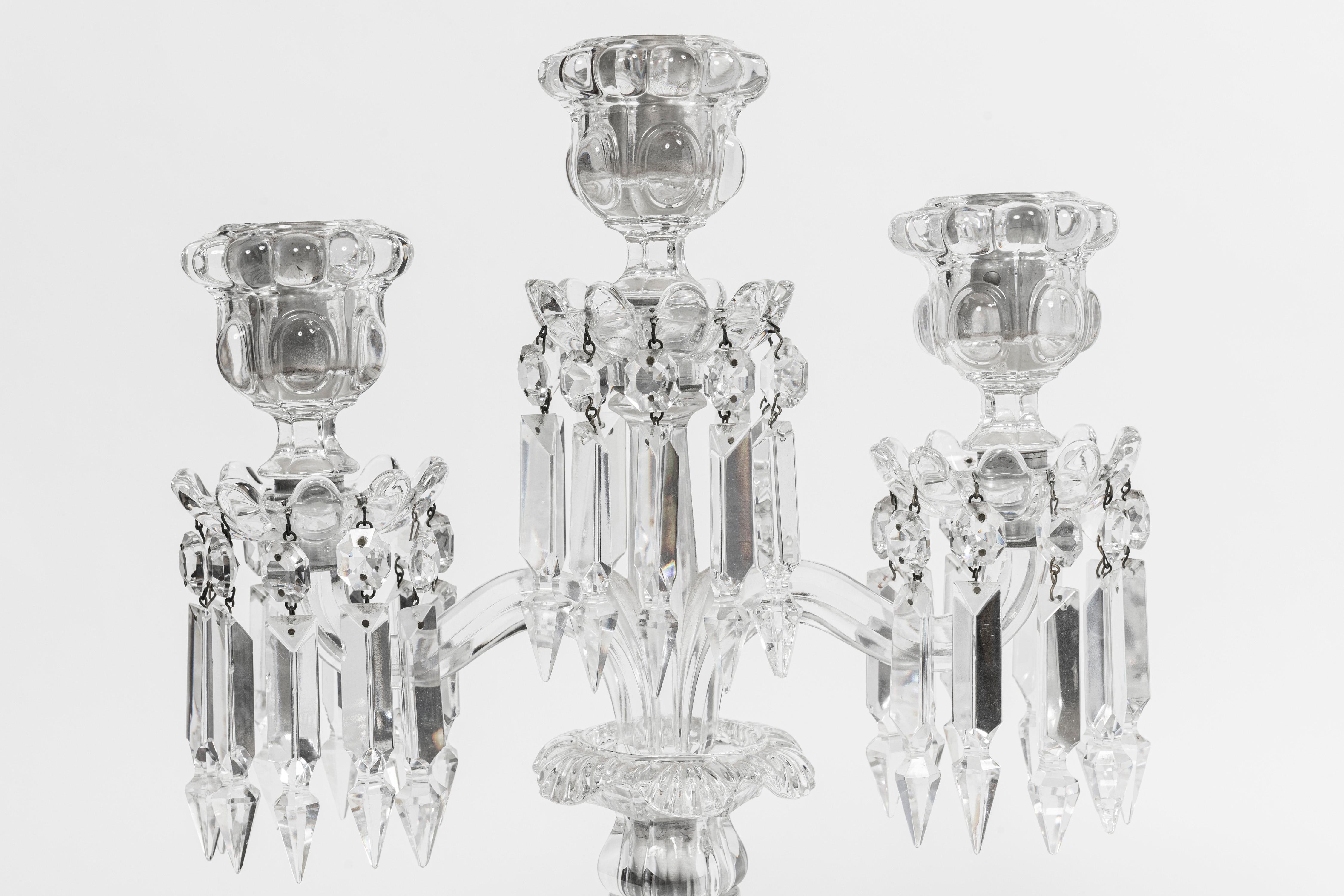 Français Paire de candélabres en cristal signés Baccarat, France, fin du XIXe siècle. en vente