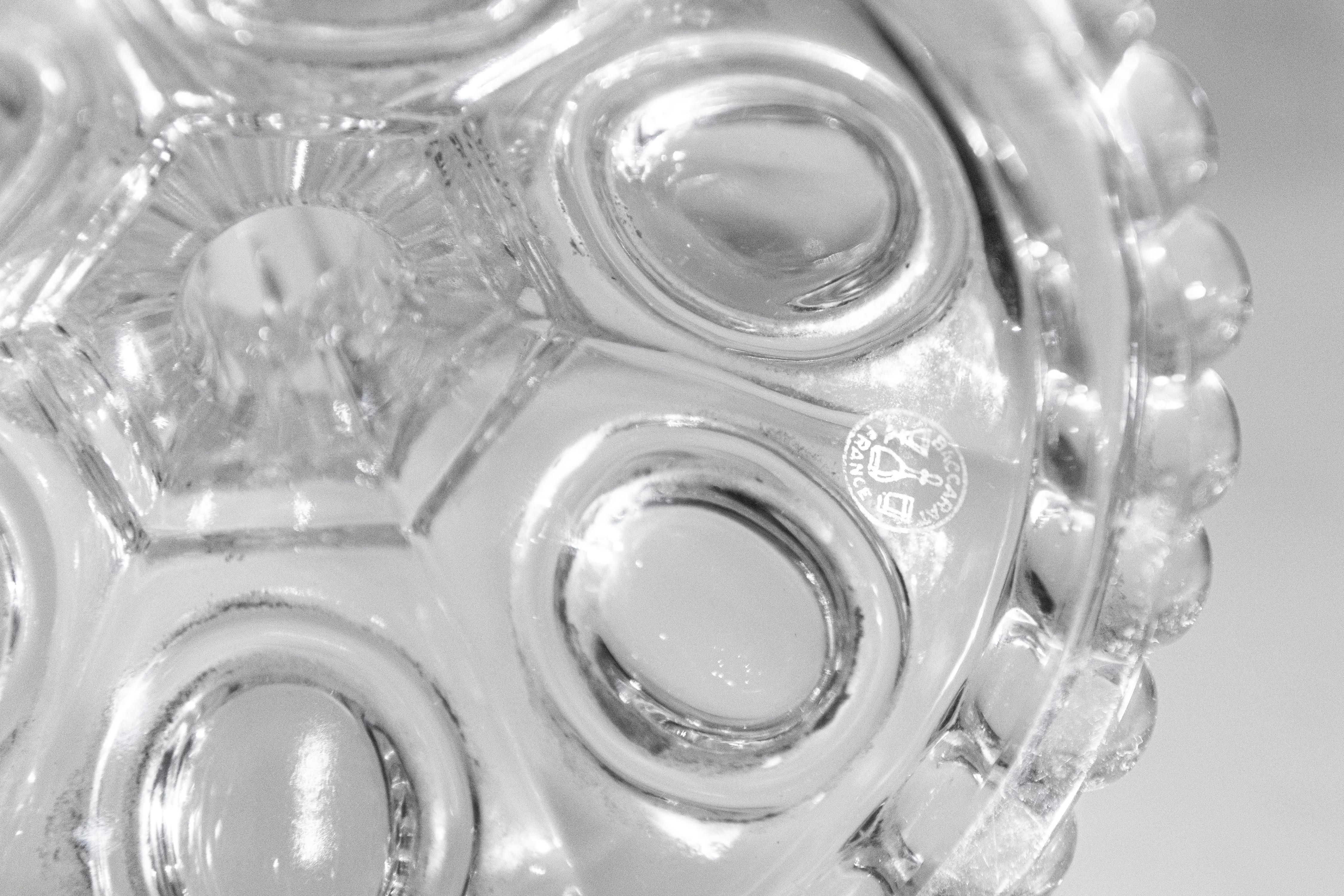 Cristal Paire de candélabres en cristal signés Baccarat, France, fin du XIXe siècle. en vente