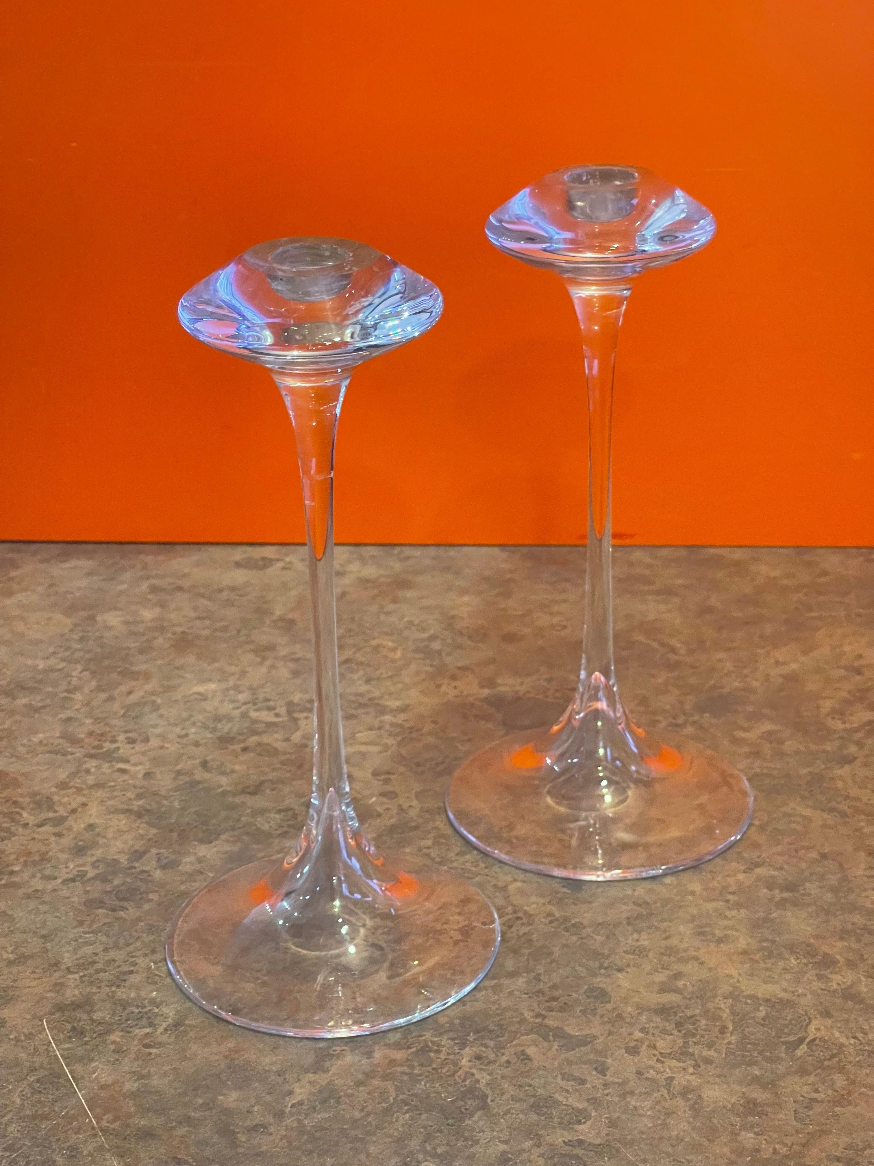 Minimalistisches Paar Kristallkerzenhalter von Kjell Engman für Kosta Boda, um 1990. Das Paar ist in großartigem Vintage-Zustand ohne Chips oder Risse und misst 4