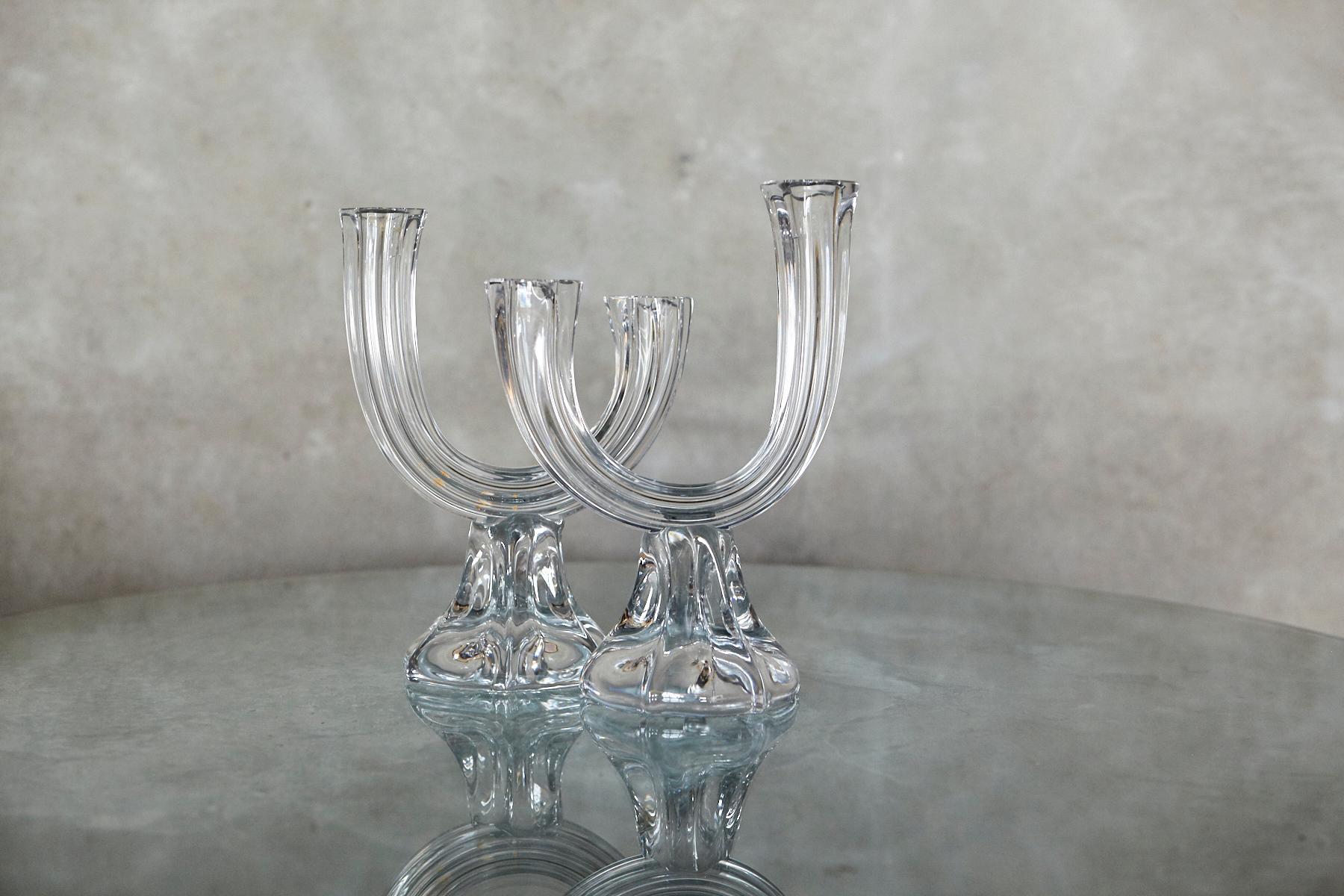 Un llamativo par de candelabros de cristal de Cristallerie Lorraine, Francia. Cada pieza muestra la maestría de la maison en el trabajo escultórico del vidrio: claro, fluido e impecablemente equilibrado en su forma.
El diseño presenta unos brazos