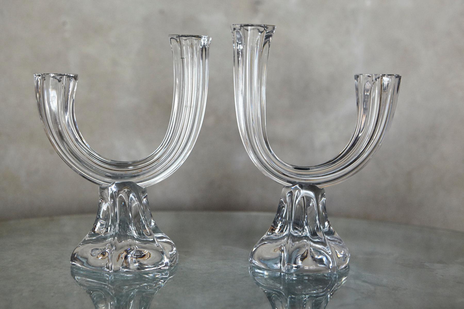 Pareja de candelabros de cristal de Cristallerie Lorraine, Francia, años 50 siglo XX en venta