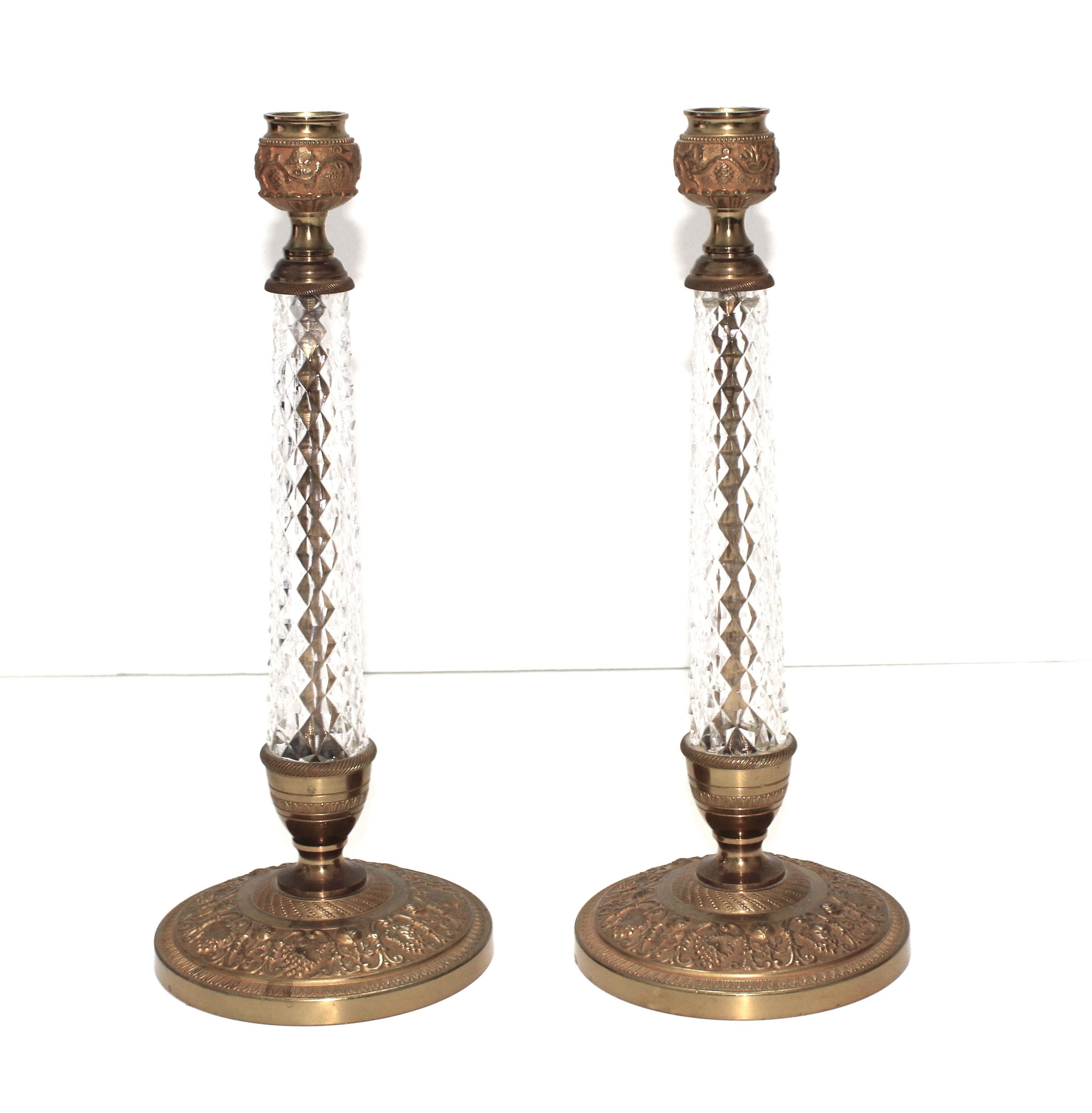 Dieses stilvolle Paar Kerzenständer aus Bronze und Kristall im Louis-XVI-Stil stammt aus den 1960er Jahren und wurde von den Cristalleries de Sevres entworfen. 

Anmerkung: Behält seinen ursprünglichen Aufkleber auf der Rückseite Cristal Taille M