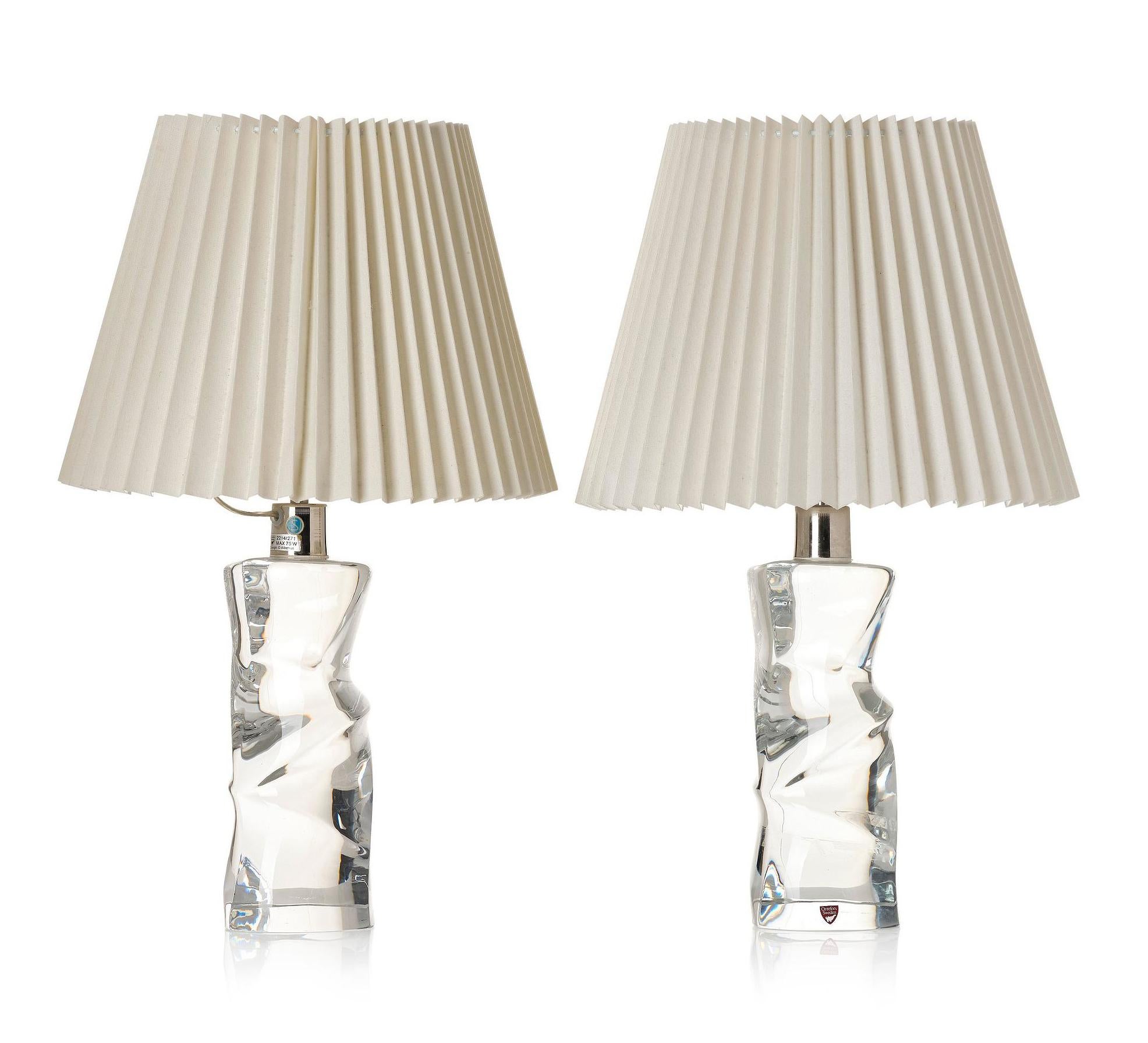 Rare paire de lampes de table en cristal massif et clair d'Orrefors, conçues par Olle Alberius vers 1970. Chaque lampe est dotée d'accessoires chromés et est signée par le designer et la verrerie.
Les dimensions indiquées s'appliquent uniquement aux