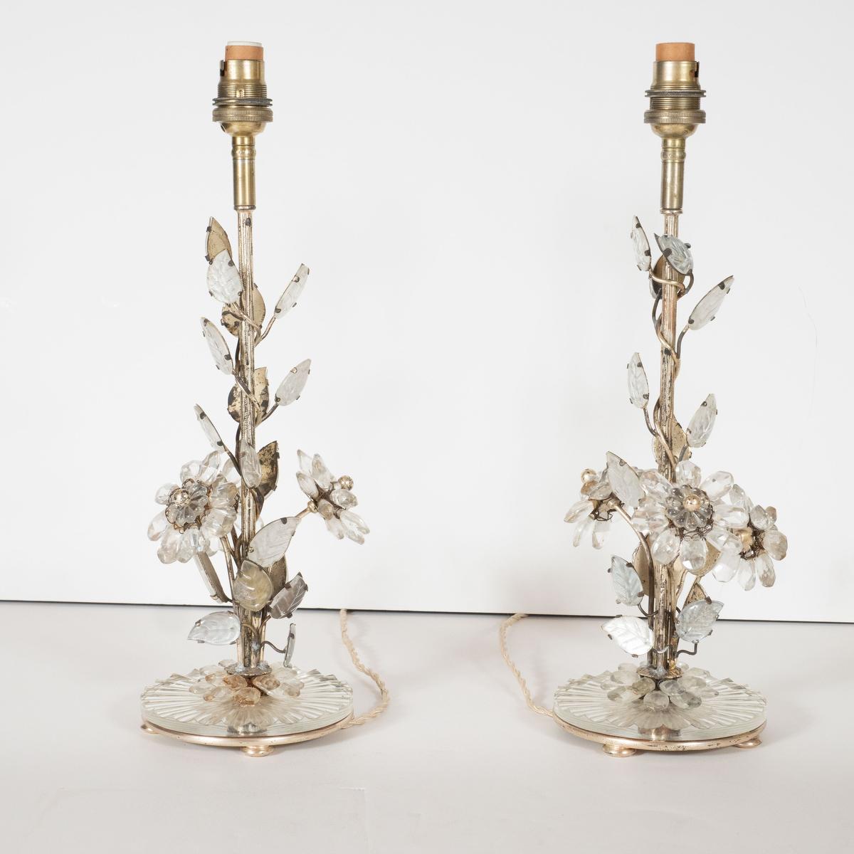 Paar Tischlampen mit Blumenmotiv aus Kristall (Regency) im Angebot