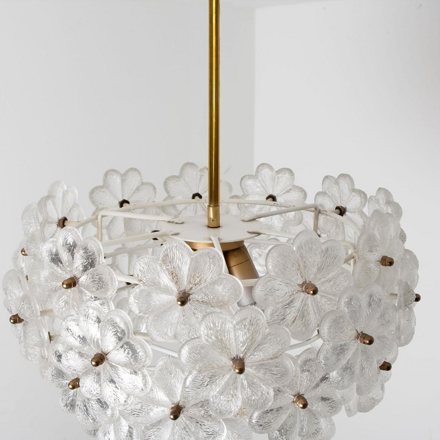 Mid-Century moderno Coppia di lampadari a fiore in cristallo di Ernst Palme, Germania, anni '70 in vendita