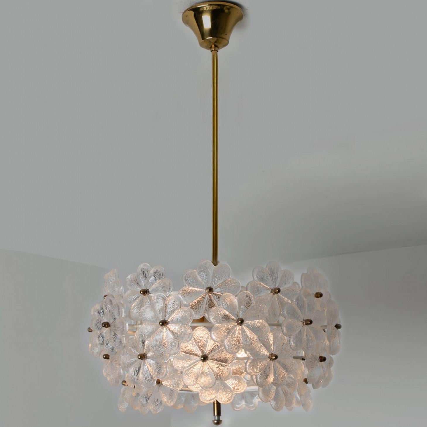 Coppia di lampadari a fiore in cristallo di Ernst Palme, Germania, anni '70 In condizioni buone in vendita a Rijssen, NL