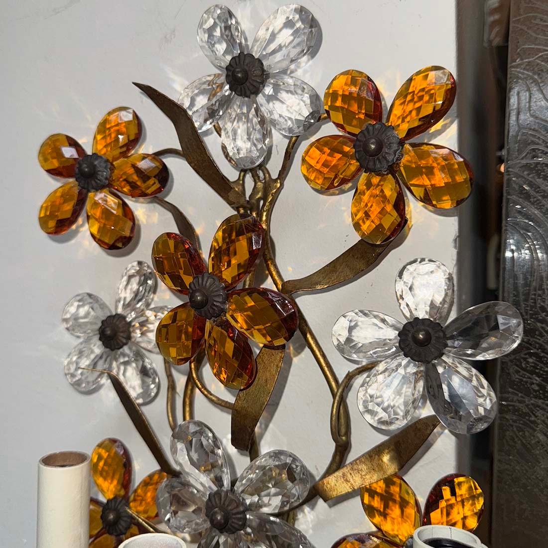 Coppia di focaccine francesi degli anni '30 con fiori in ambra e cristallo trasparente.

Misure:
Altezza: 17,5
Larghezza: 11