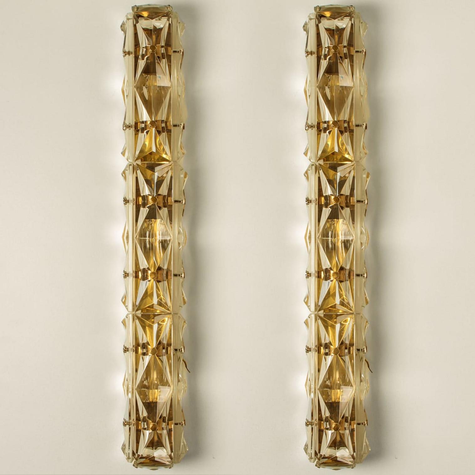 Set di lussuose applique placcate in oro e con uno spesso vetro di cristallo del famoso produttore Kinkeldey, proveniente dalla Germania, in Europa. Realizzato negli anni '70.
Apparecchi di illuminazione molto eleganti, adatti a tutti i periodi di