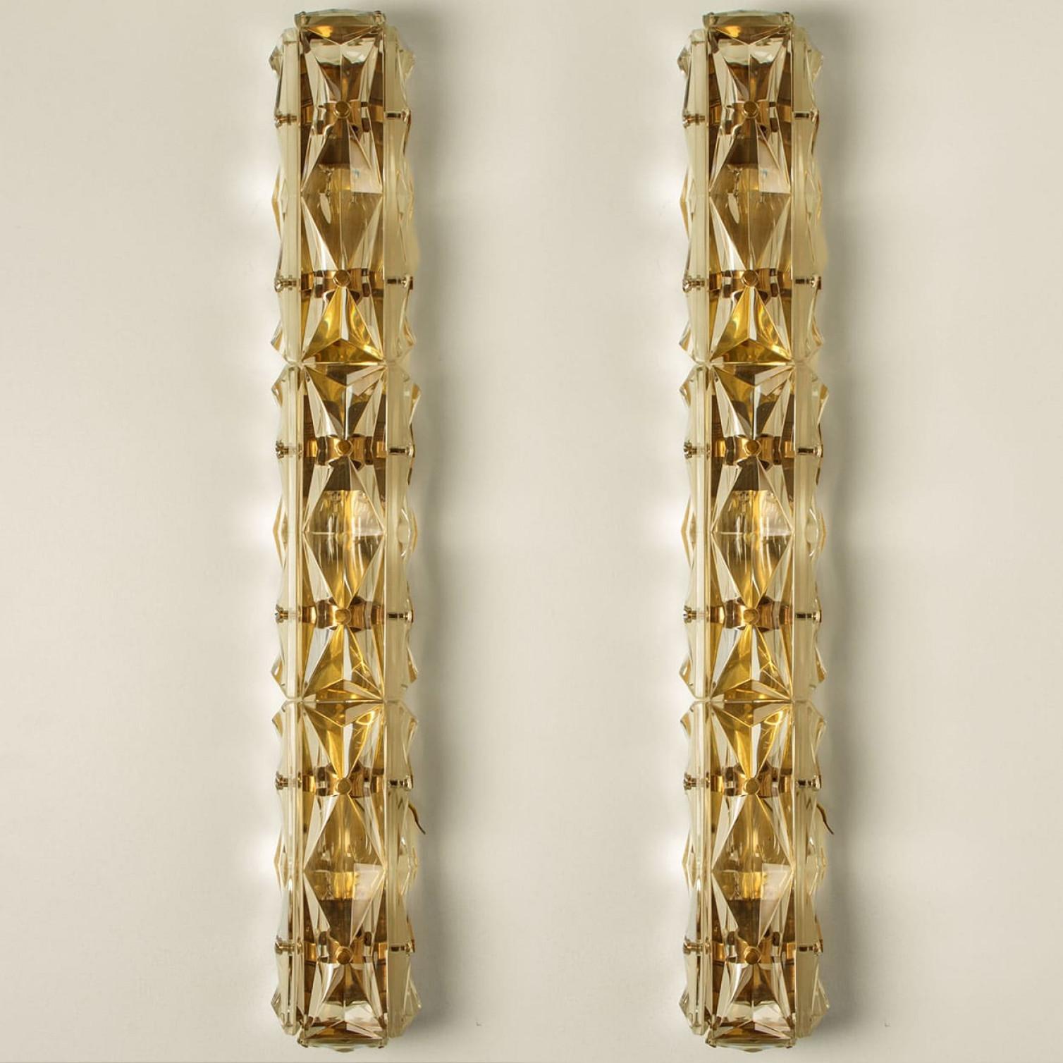 Set di lussuose applique placcate in oro e con uno spesso vetro di cristallo del famoso produttore Kinkeldey, proveniente dalla Germania, in Europa. Realizzato negli anni '70.
Apparecchi di illuminazione molto eleganti, adatti a tutti i periodi di
