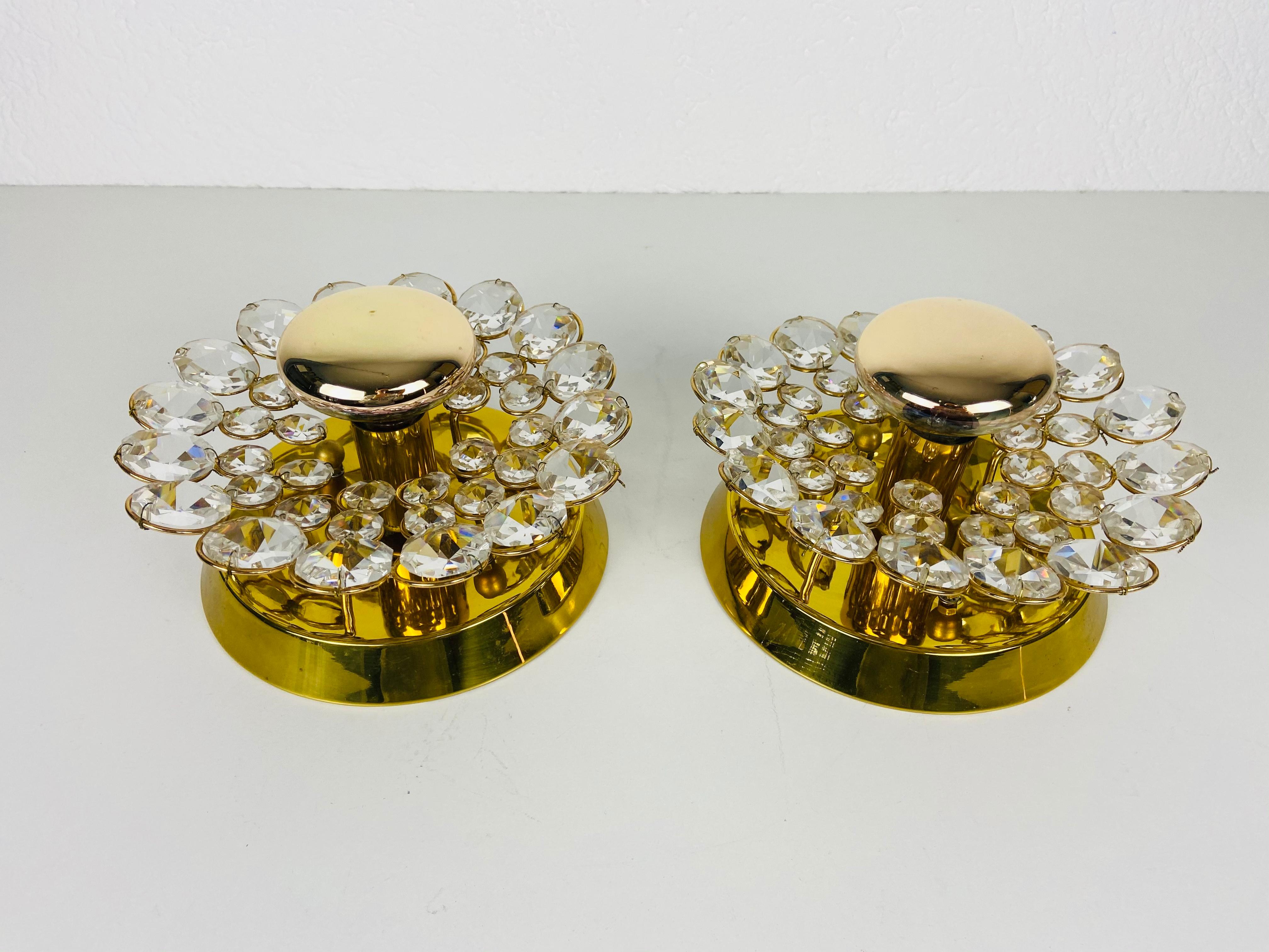 Amazing wall lamps made in the 1960s by Palwa. Chrystal glasses with golden brass body.

The lights require E14 light bulbs. Very good vintage condition. Works with both 120/220V.

Free worldwide express shipping.