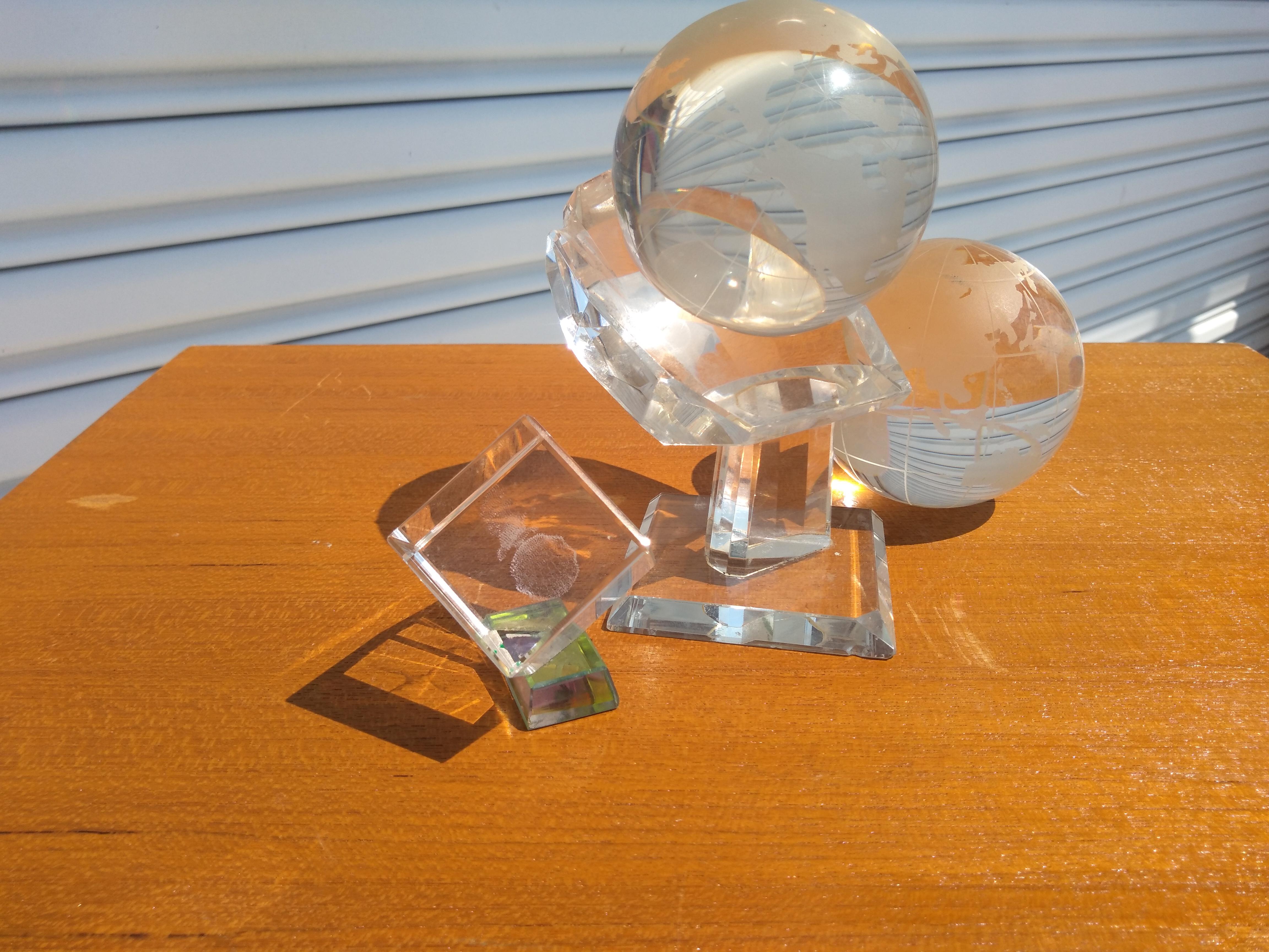 Americano Coppia di globi di cristallo con supporto in lucite e cubo inciso in vendita