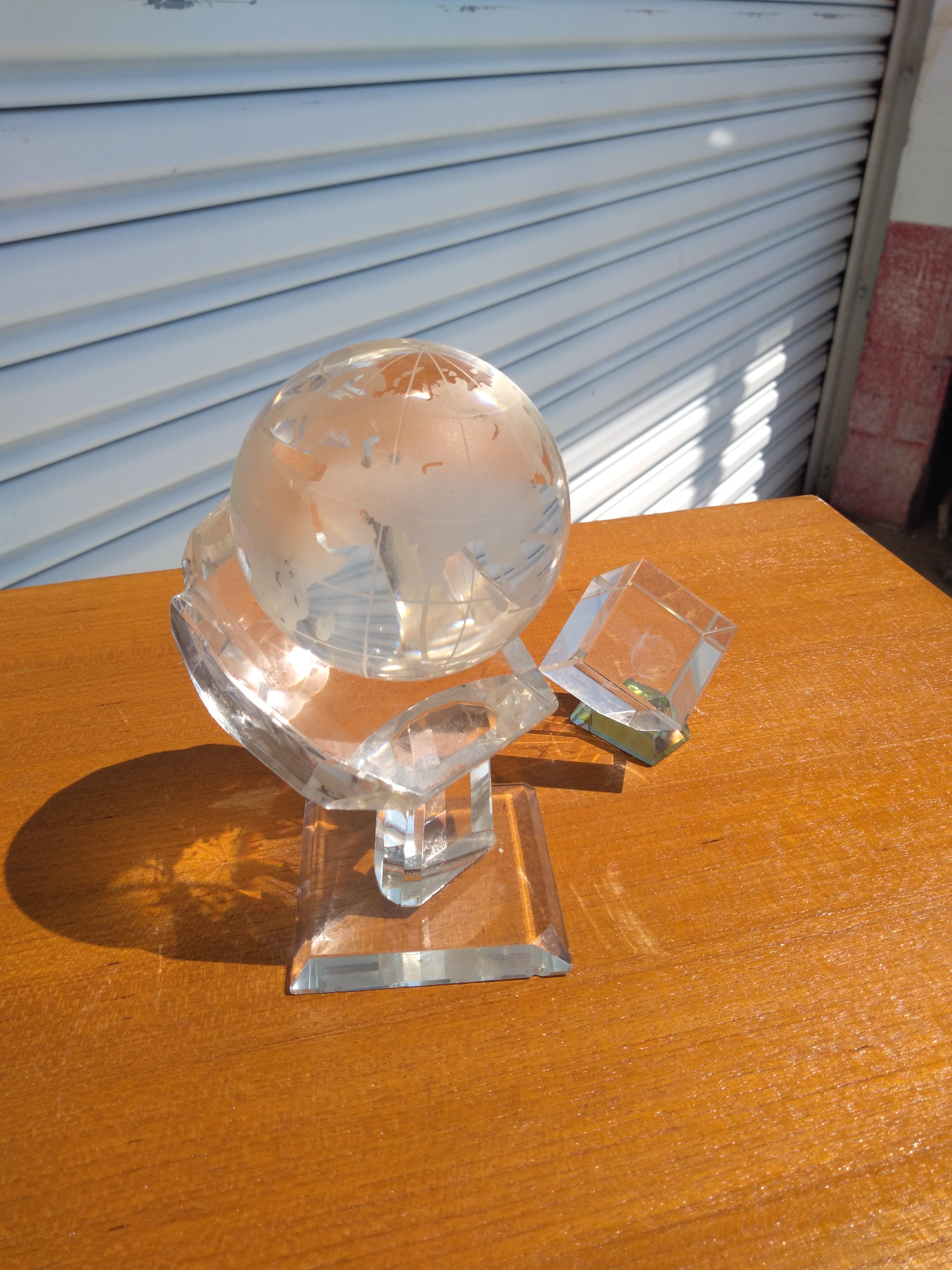 Coppia di globi di cristallo con supporto in lucite e cubo inciso In condizioni buone in vendita a Pasadena, TX