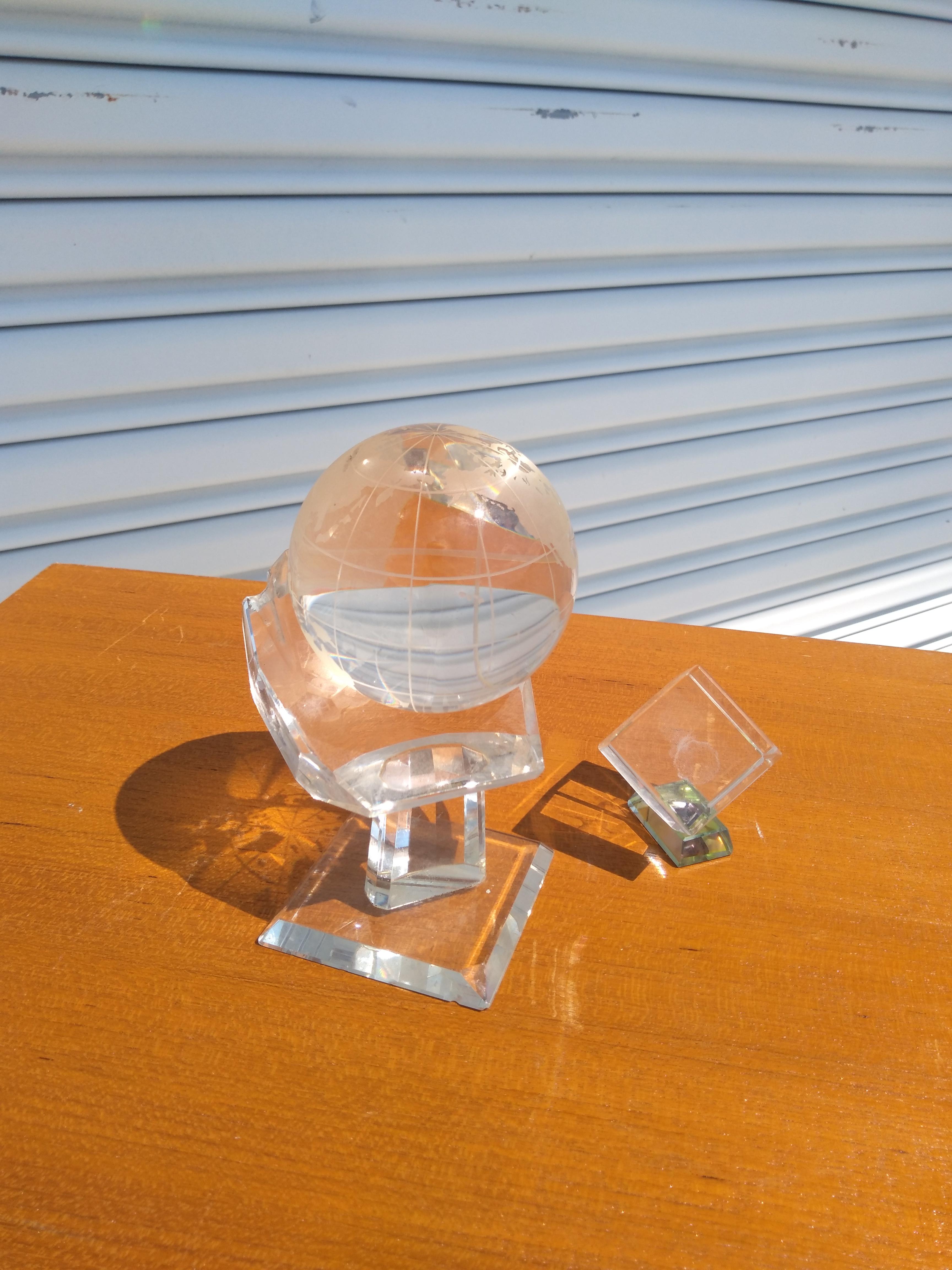 XX secolo Coppia di globi di cristallo con supporto in lucite e cubo inciso in vendita