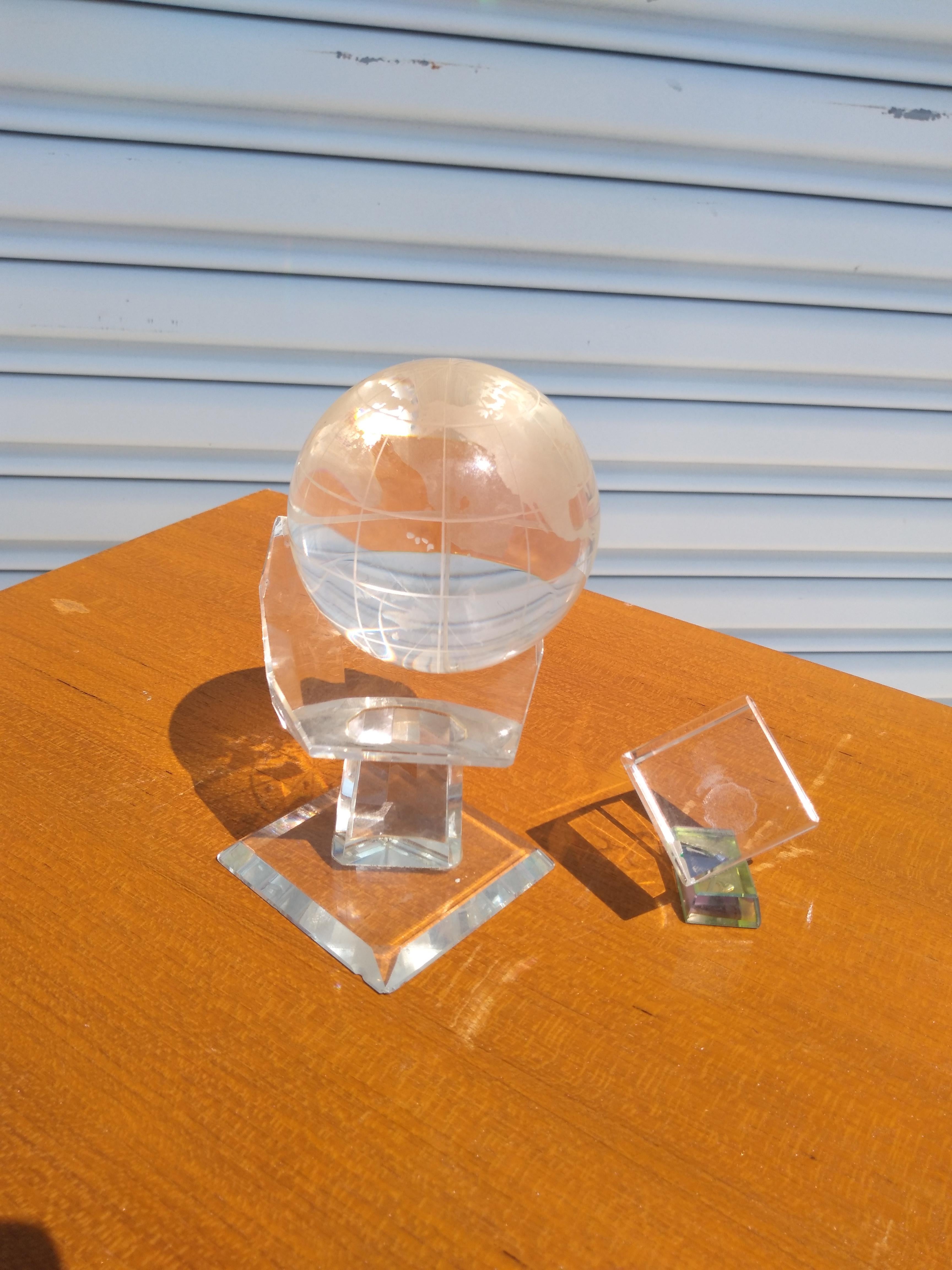 Cristallo Coppia di globi di cristallo con supporto in lucite e cubo inciso in vendita