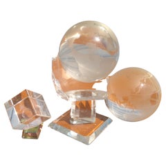 Coppia di globi di cristallo con supporto in lucite e cubo inciso
