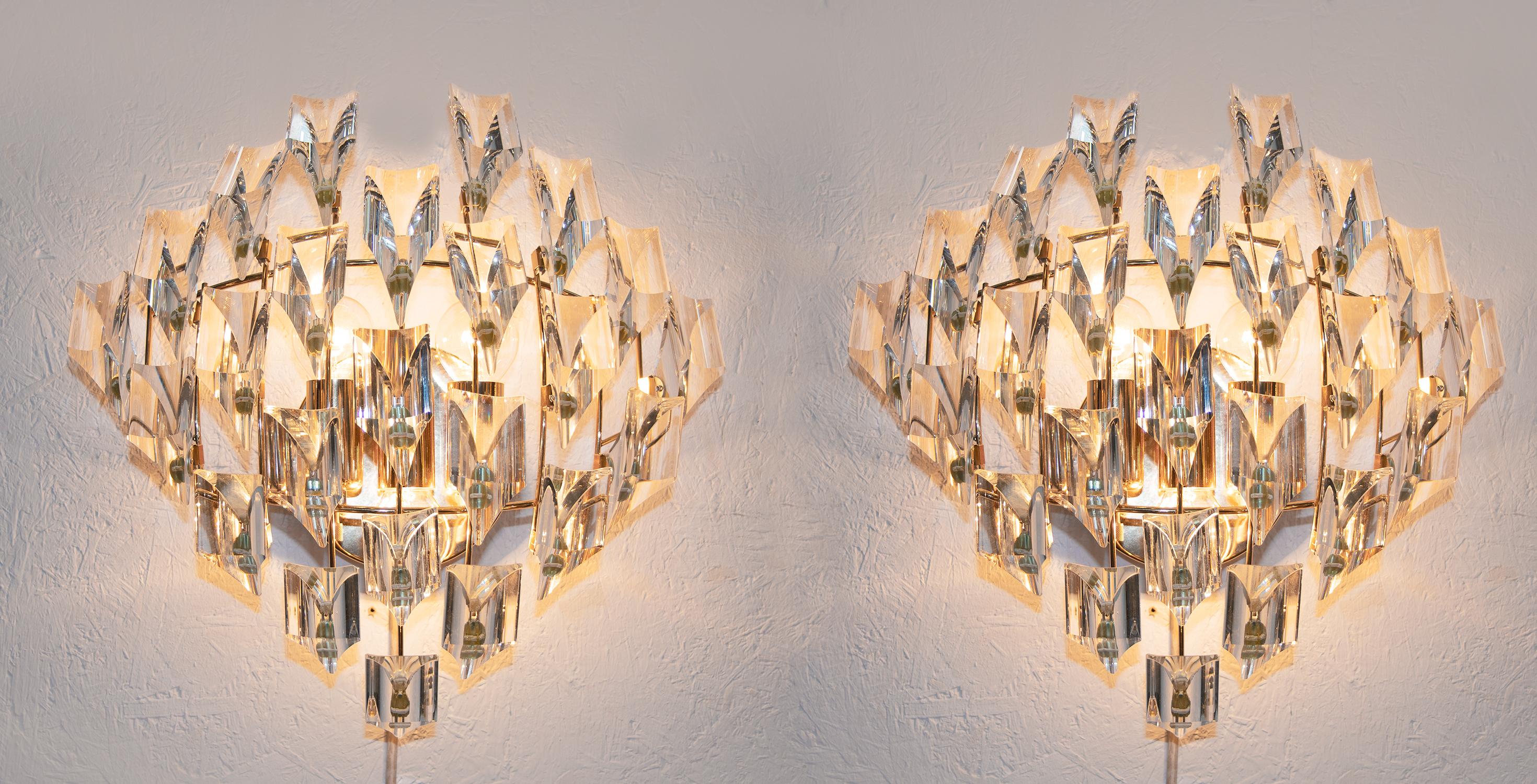 Late 20th Century Pair of Crystal & Gold Plated Wall Lights by Oscar Torlasco for Stilkronen 1970s For Sale