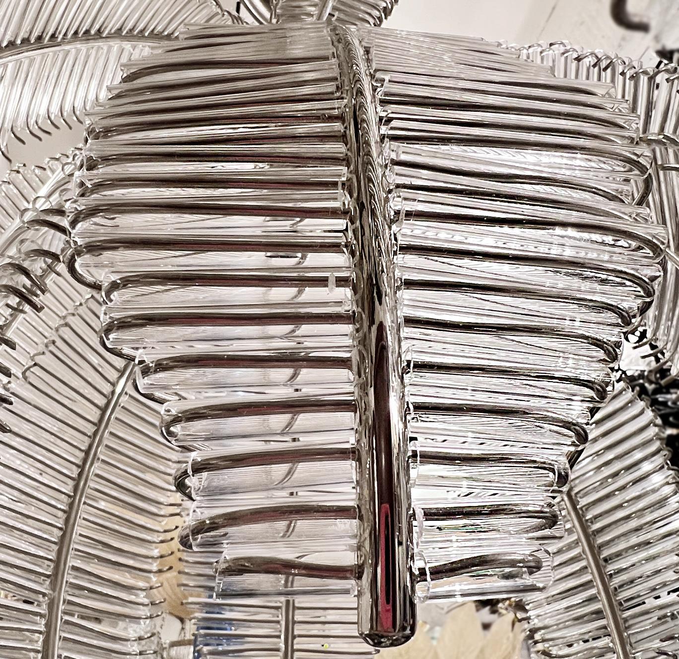 Coppia di lampadari a palma in argento e vetro degli anni '50 con 8 candelabri interni. Venduto singolarmente.

Misure:
Altezza minima: 20