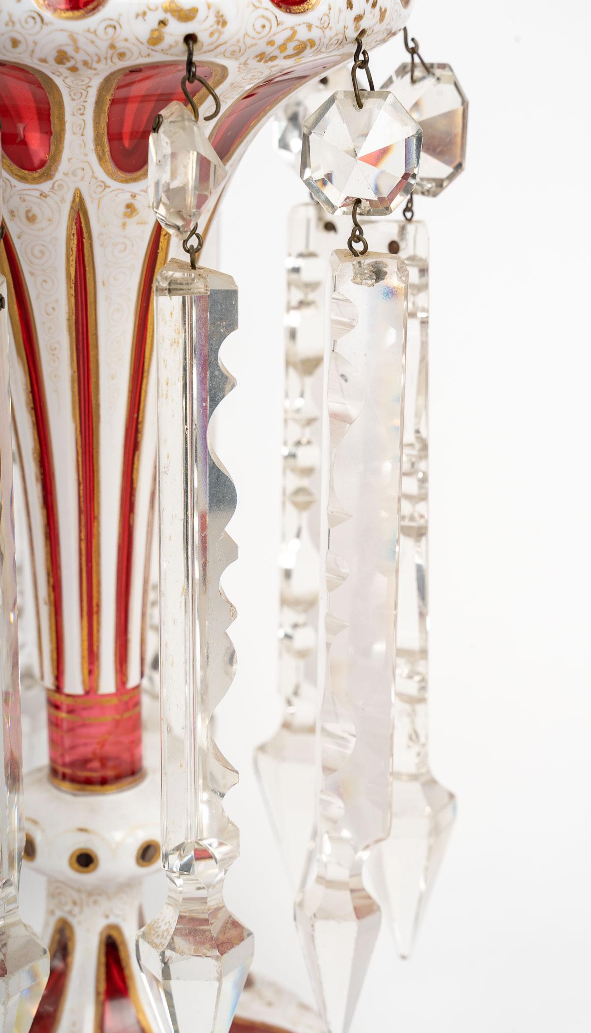 Pair of crystal pineapple holders, 19th century
Pair of Bohemian crystal pineapple holders with red and white overlay and large crystal pendants, 19th century, Napoleon III period.
H: 28 cm, d: 14 cm
ref 3271