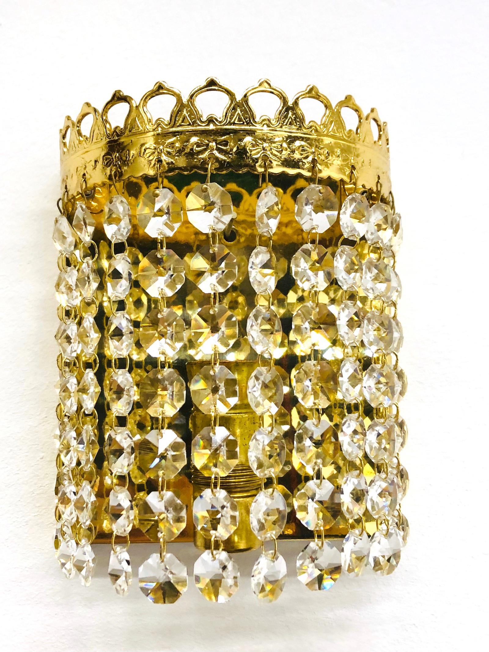 Une paire d'appliques fabriquées par Richard Essig, Allemagne. Magnifique verre en cristal avec fixation en métal. Grande taille et design étonnant. Apporte une touche d'élégance à la pièce. Chaque luminaire nécessite une ampoule européenne E 14 de