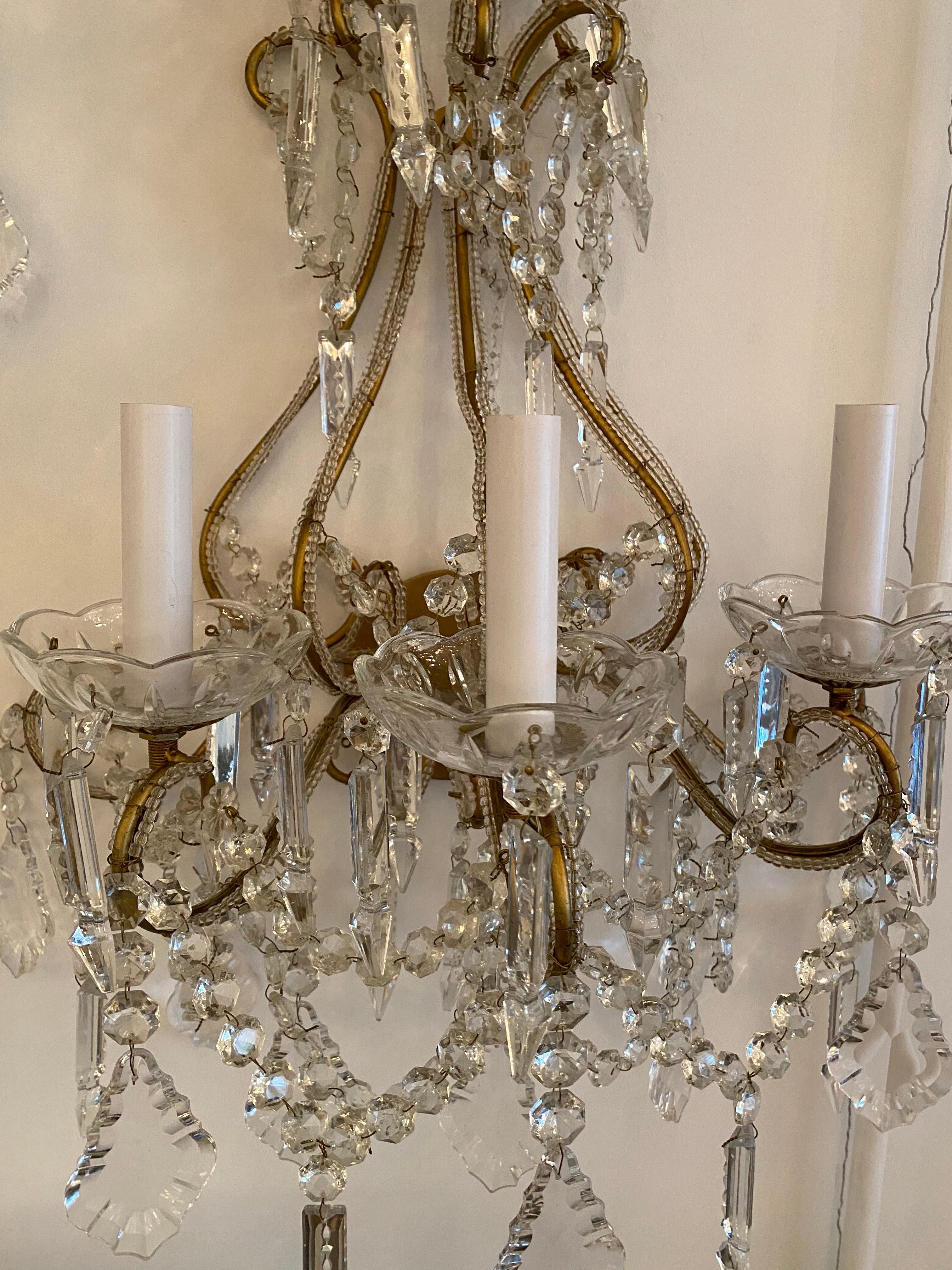 Pair of beautiful crystal wall sconces, in excellent conditions.