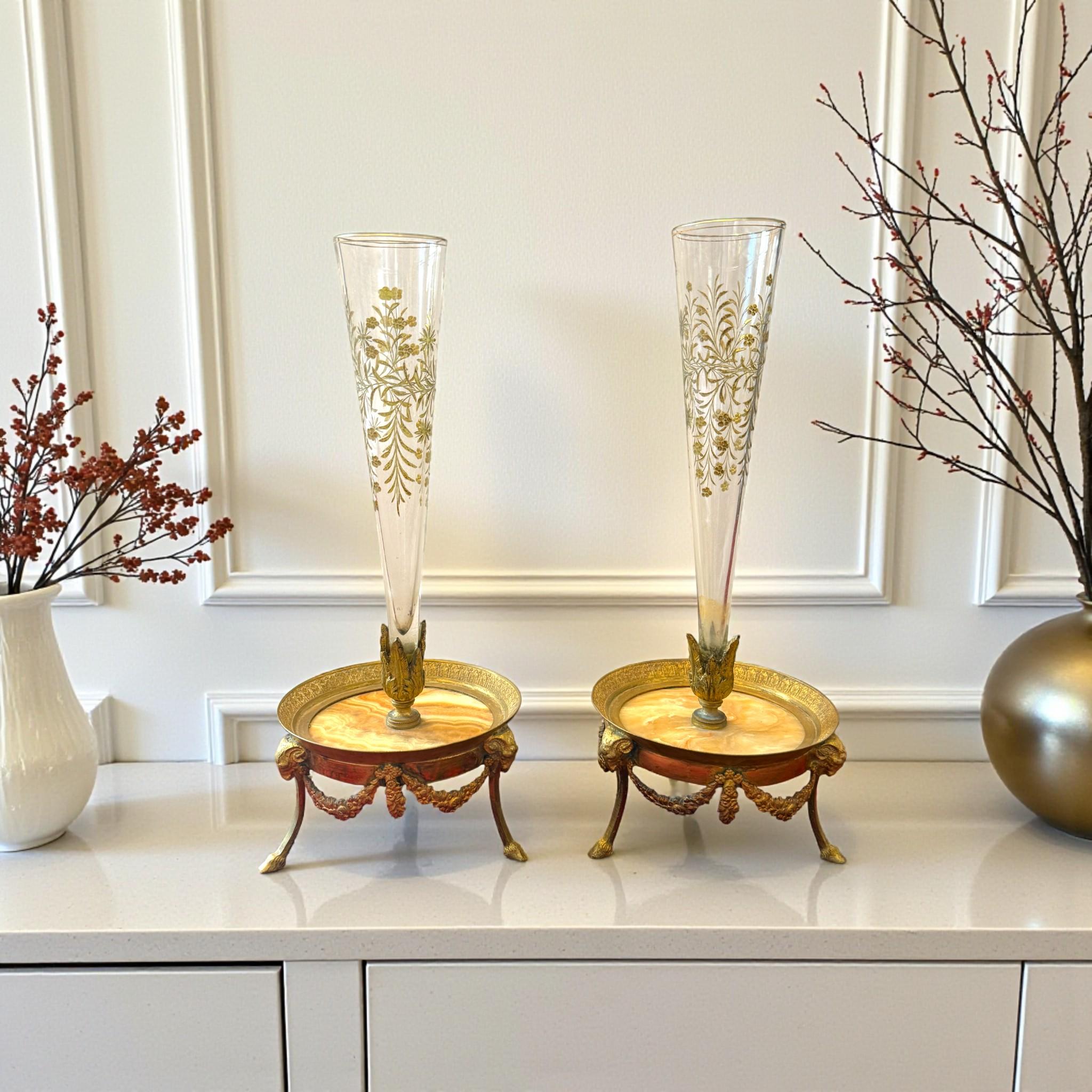 Paar Soliflores-Vasen aus Kristall auf Sockeln aus Bronze und Alabaster, 19. (Napoleon III.) im Angebot