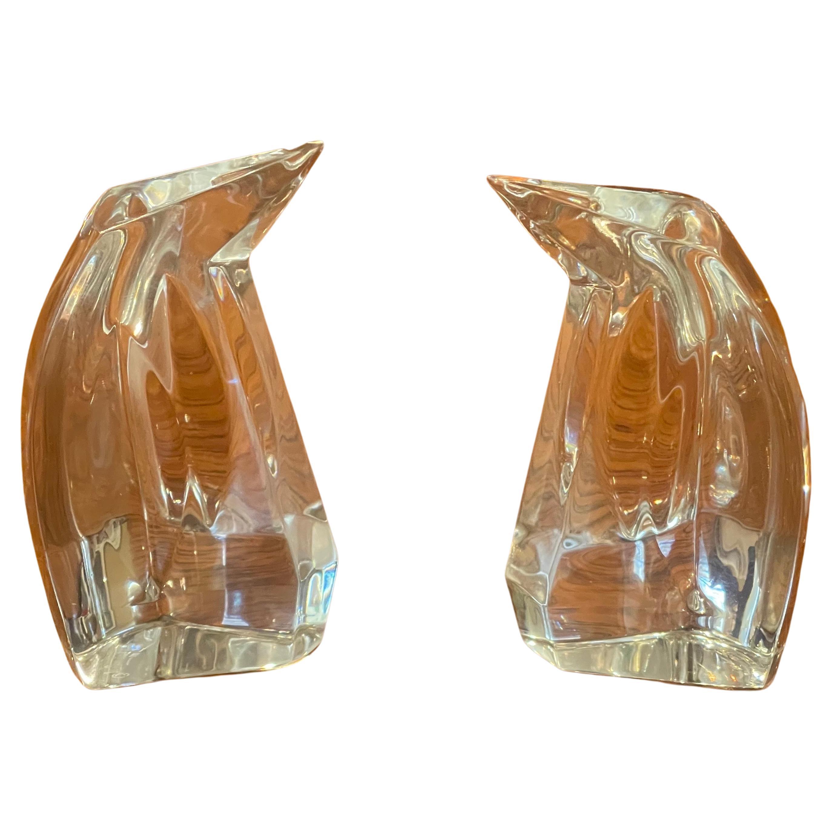 A pair of petite faceted clear crystal penguin sculptures by Val St. Lambert exclusively for the Danbury Mint, circa 1980s. The pair are in excellent condition with no chips or cracks and have a nice weight to them. Each penguin measures 1.75