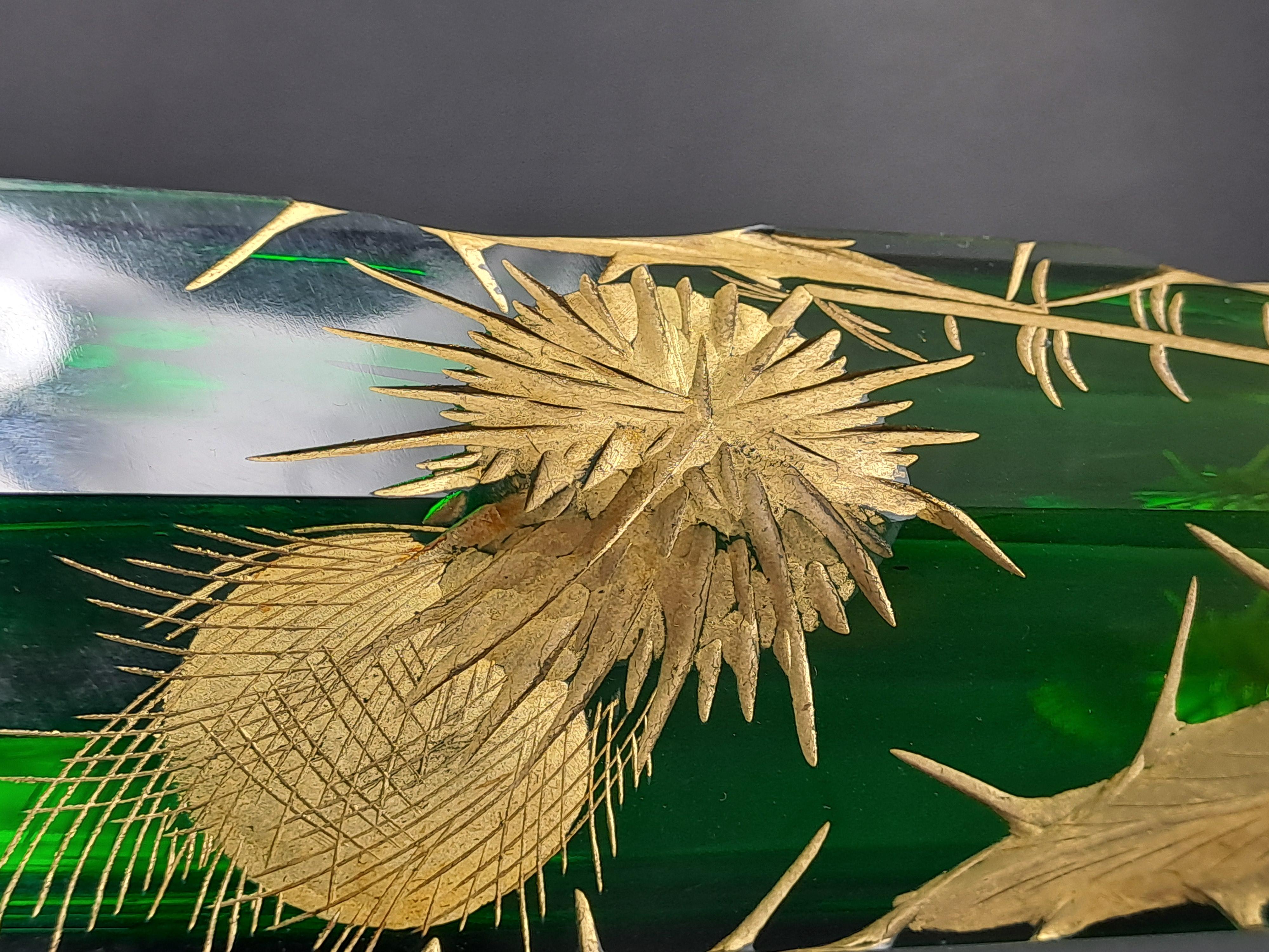 Exquise paire de vases hexagonaux en cristal dans les tons verts, décorés de chardons taillés dans le verre, gravés et dorés à l'or fin.   

Un travail de qualité !   


Non signé, attribué à l'entreprise Moser, 

Période Art Nouveau vers 1900.  