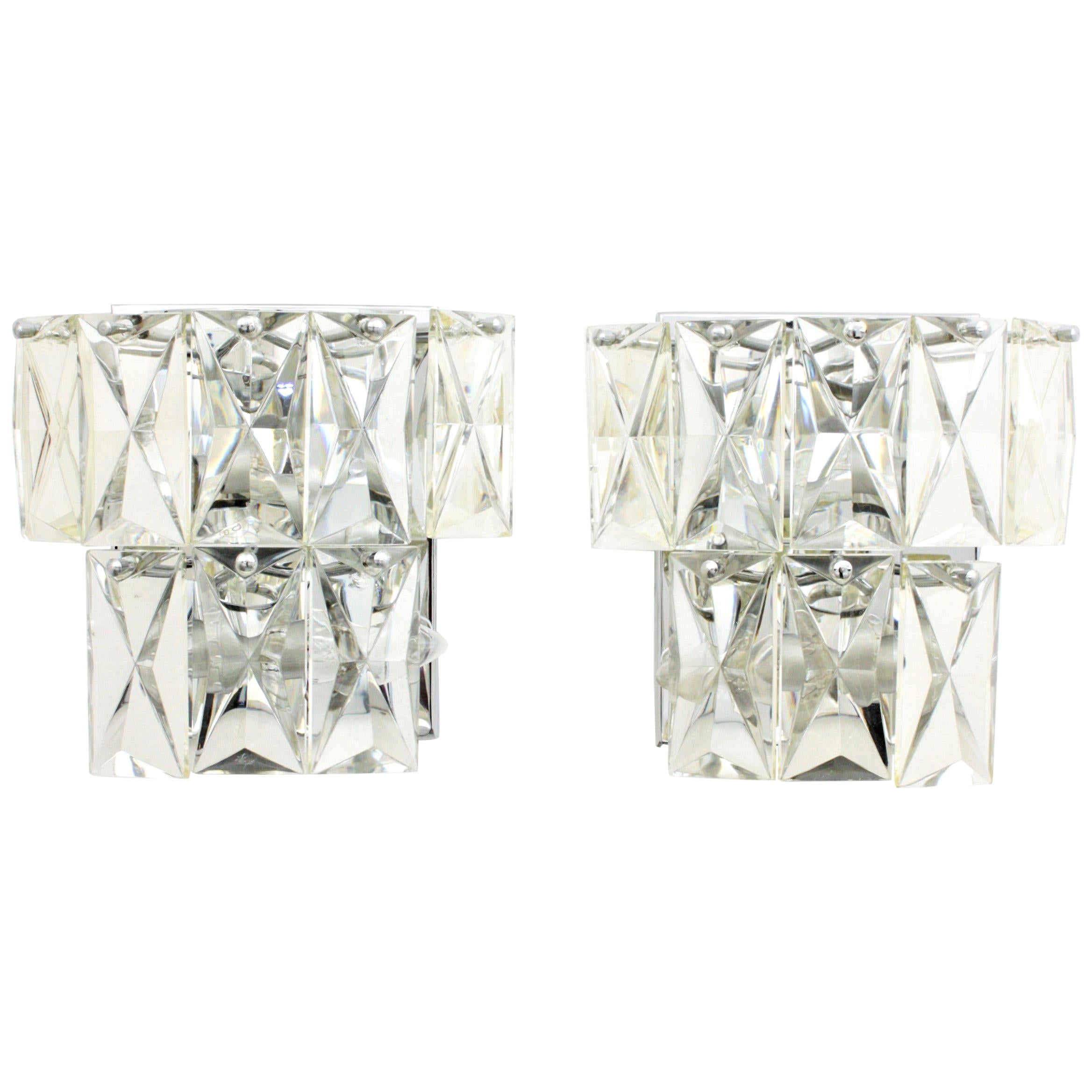 Paire d'appliques en cristal de style Baccarat de la France moderne du milieu du siècle dernier
Paire d'appliques murales en cristal de style Baccarat du milieu du siècle dernier. Chaque pièce est composée de 8 morceaux de forme rectangulaire et