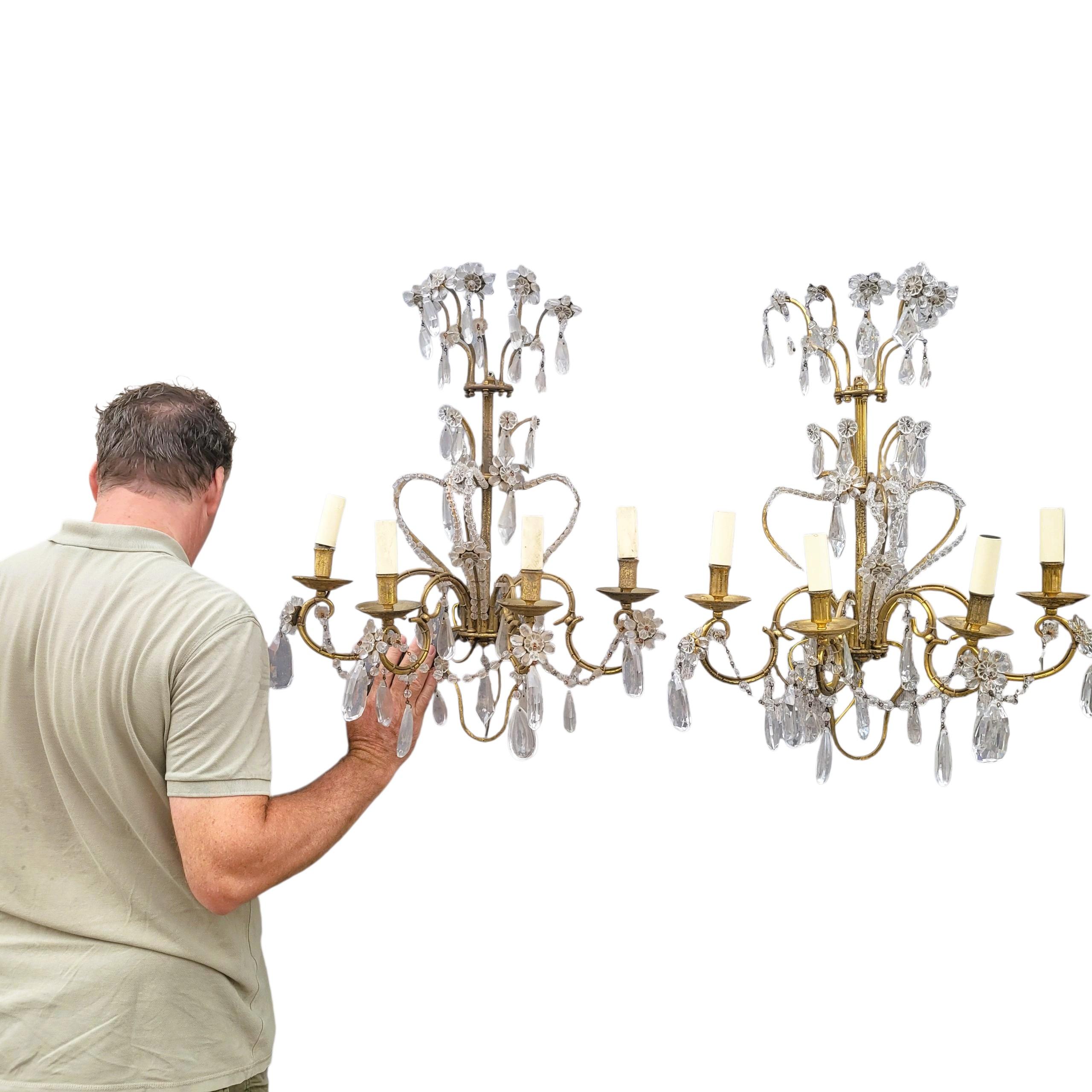 Pareja de apliques grandes de 3 luces, con estructura de bronce dorado pulido y numerosos colgantes de cristal (cadenas de perlas, rosetones, etc.) 

  Electricidad a revisar (o adaptar a las normas de tu país), funcionamiento no garantizado  


