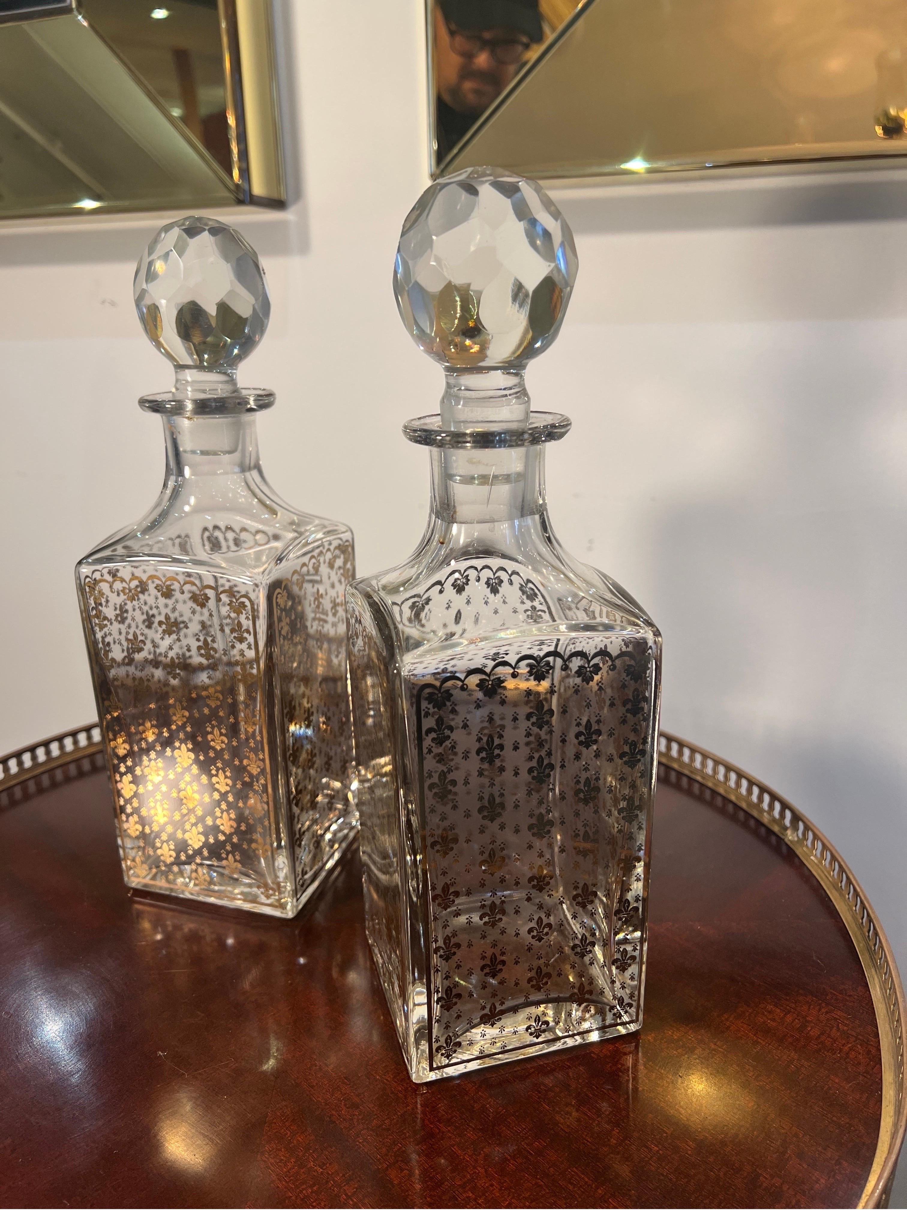Pair of  crystal whiskey decanters with fleur de lis motifs  In Good Condition For Sale In London, GB