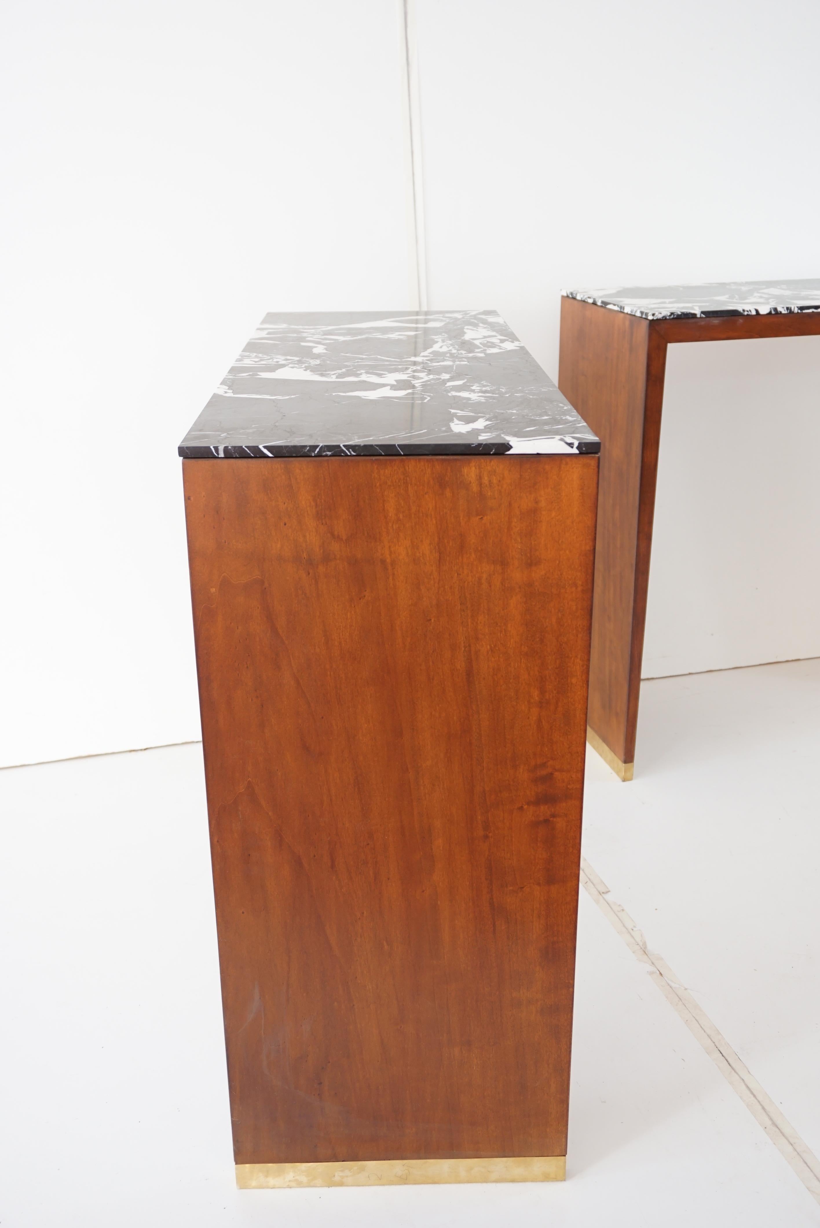 Paire de consoles C&U Lorenzo Ciompi en bois, laiton et marbre, Italie, 2022 en vente 1