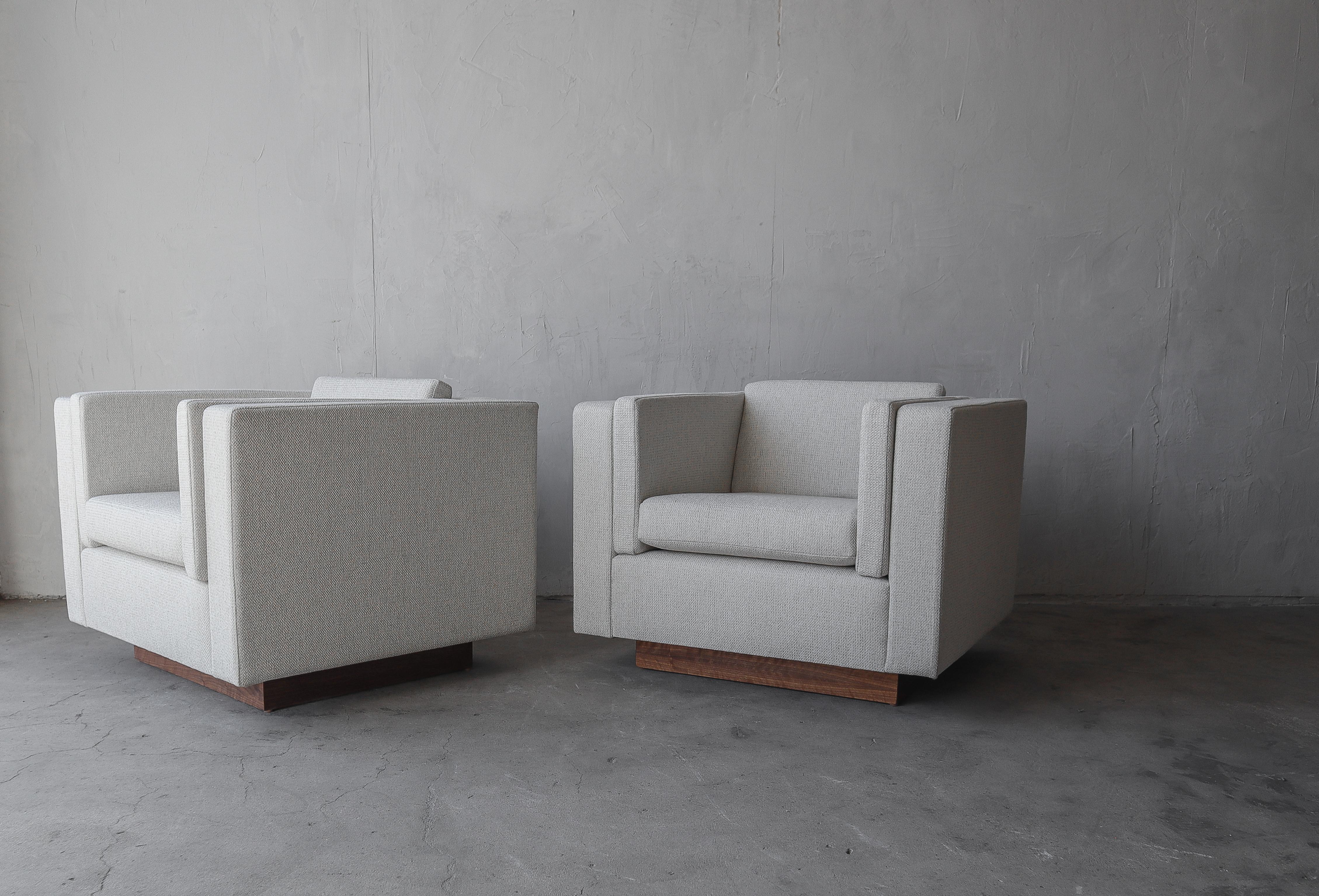 Pair of Cube Chairs with Walnut Plinths In Excellent Condition For Sale In Las Vegas, NV