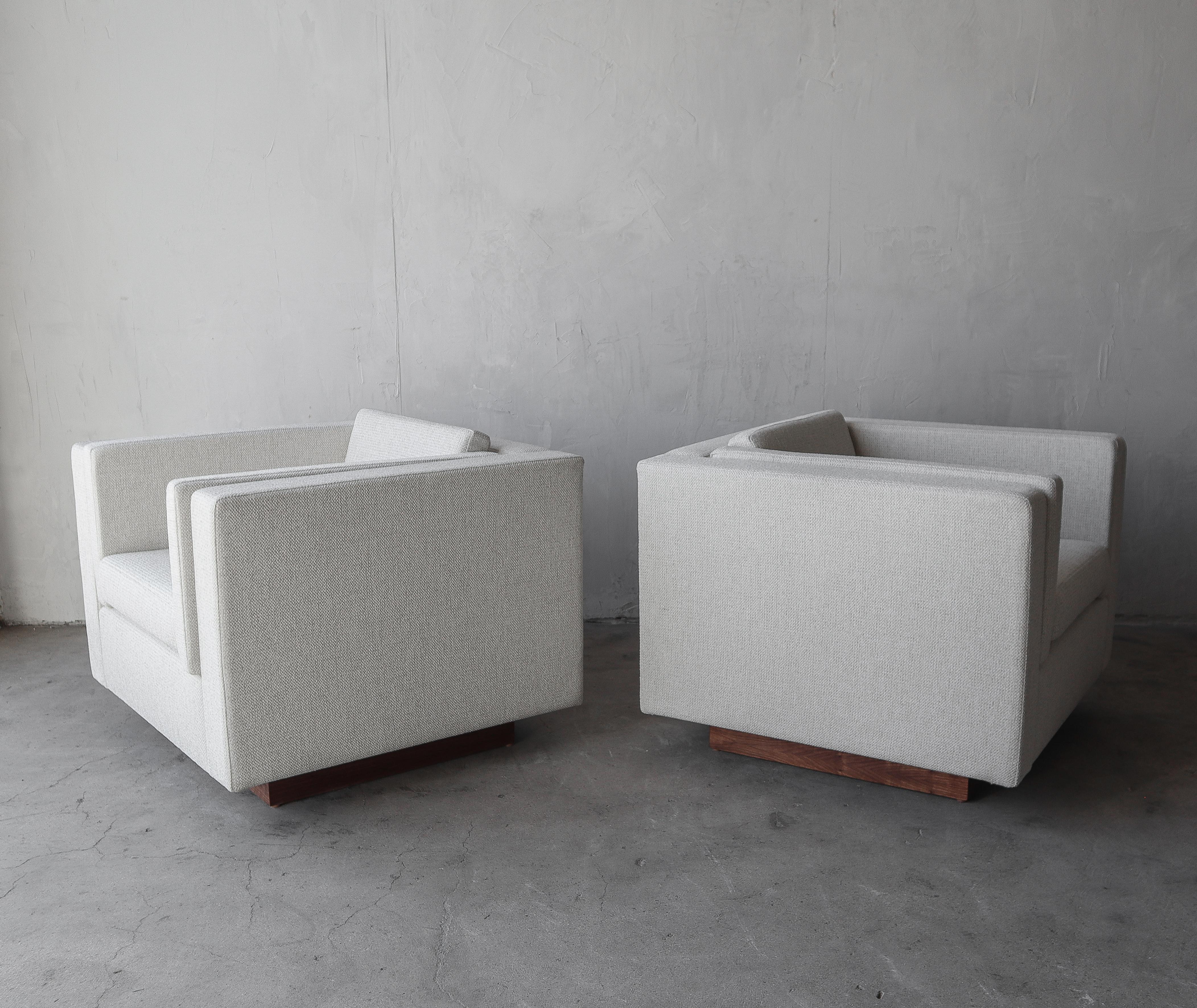 20th Century Pair of Cube Chairs with Walnut Plinths For Sale