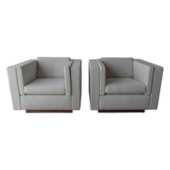 Paire de chaises cubiques avec socles en noyer