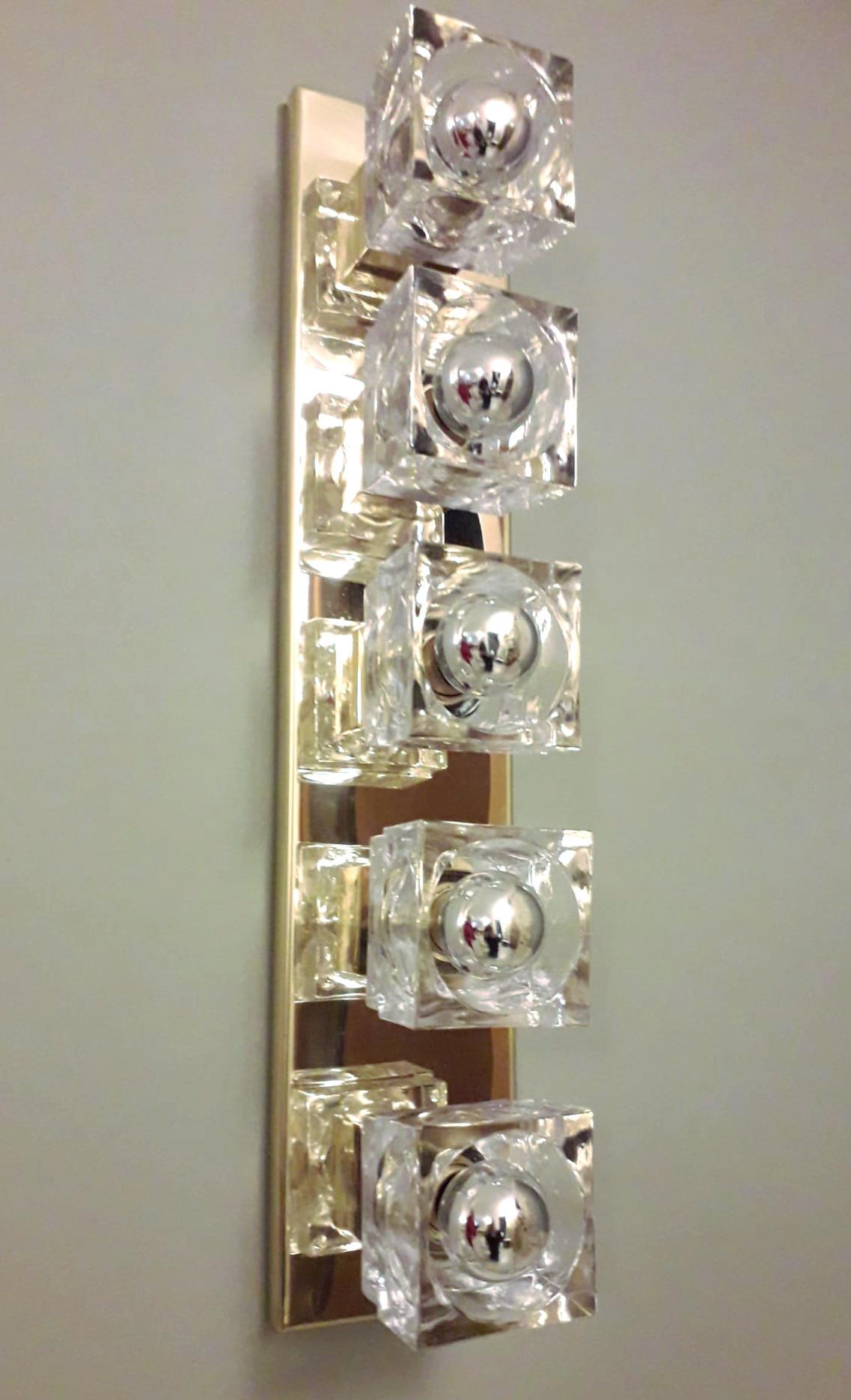 Italian wall sconce or flush mount with Sciolari 1960s vintage clear Murano glass cubes mounted on newly made polished brass frames / Designed by Fabio Bergomi for Fabio Ltd / Made in Italy
5 Lights / E12 or E14 type / max 40W each
Measures: height