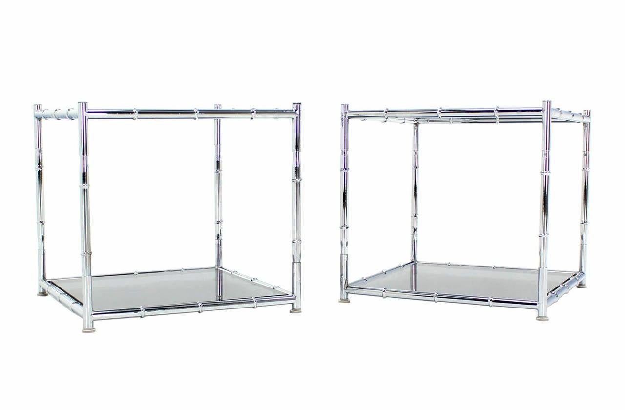 Pair of Cube Form Chrom Faux Bambus Frame End Tables Rauchglas Top MINT! im Zustand „Hervorragend“ im Angebot in Rockaway, NJ