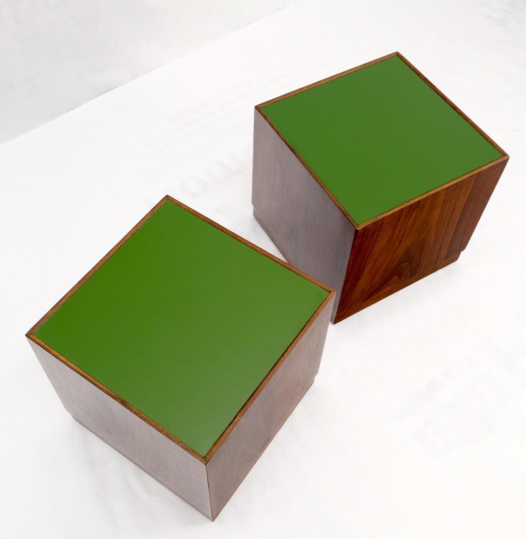 Paire de tables d'appoint d'appoint en forme de cube en noyer, mi-siècle moderne en vente 4
