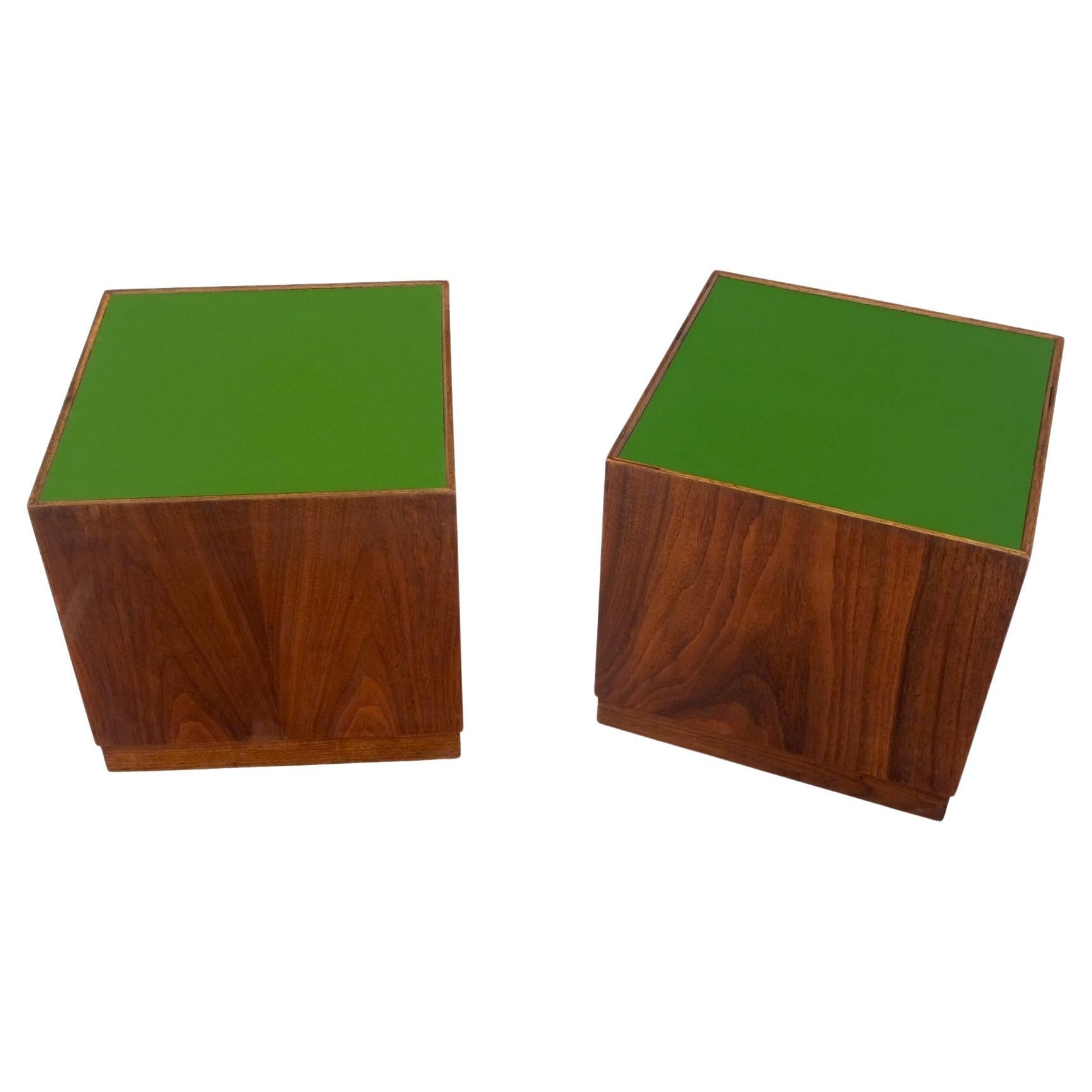 Paire de tables d'appoint cubiques en noyer, de style moderne du milieu du siècle, avec pieds MINT !