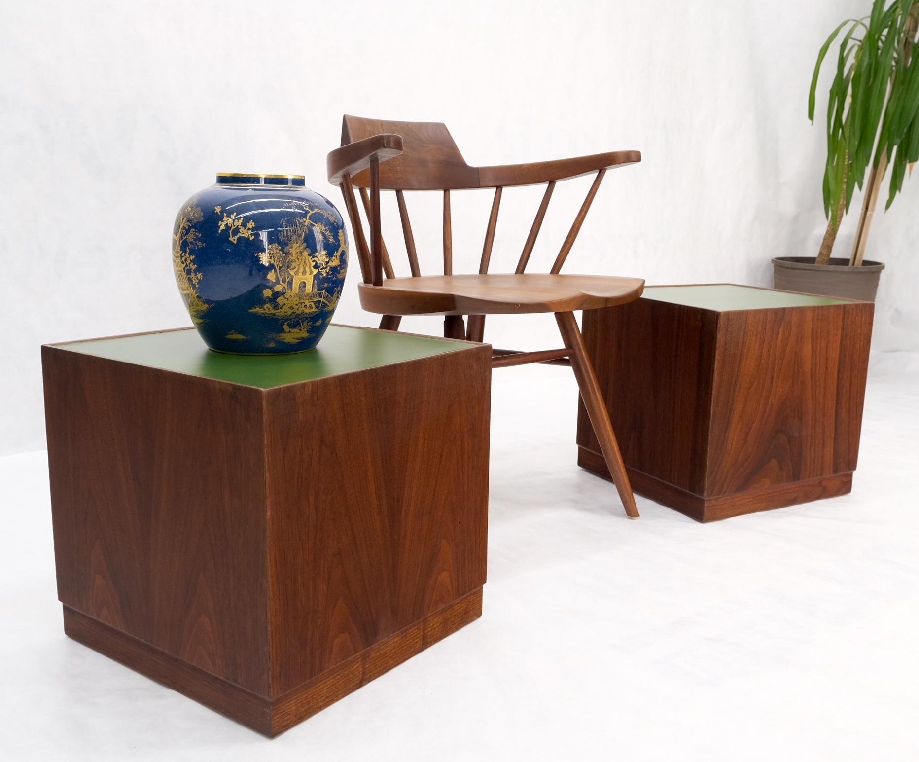 Pair of Cube Shape Walnut Mid-Century Modern End Side Occasional Tables Stands In Good Condition For Sale In Rockaway, NJ