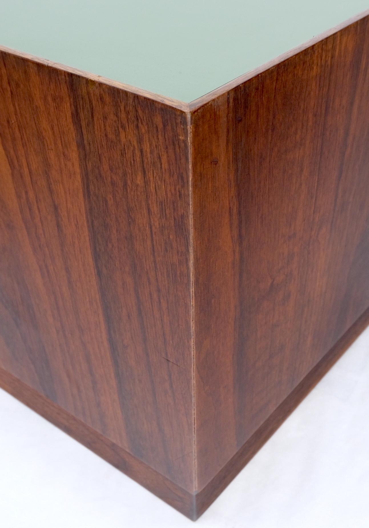 Noyer Paire de tables d'appoint d'appoint en forme de cube en noyer, mi-siècle moderne en vente