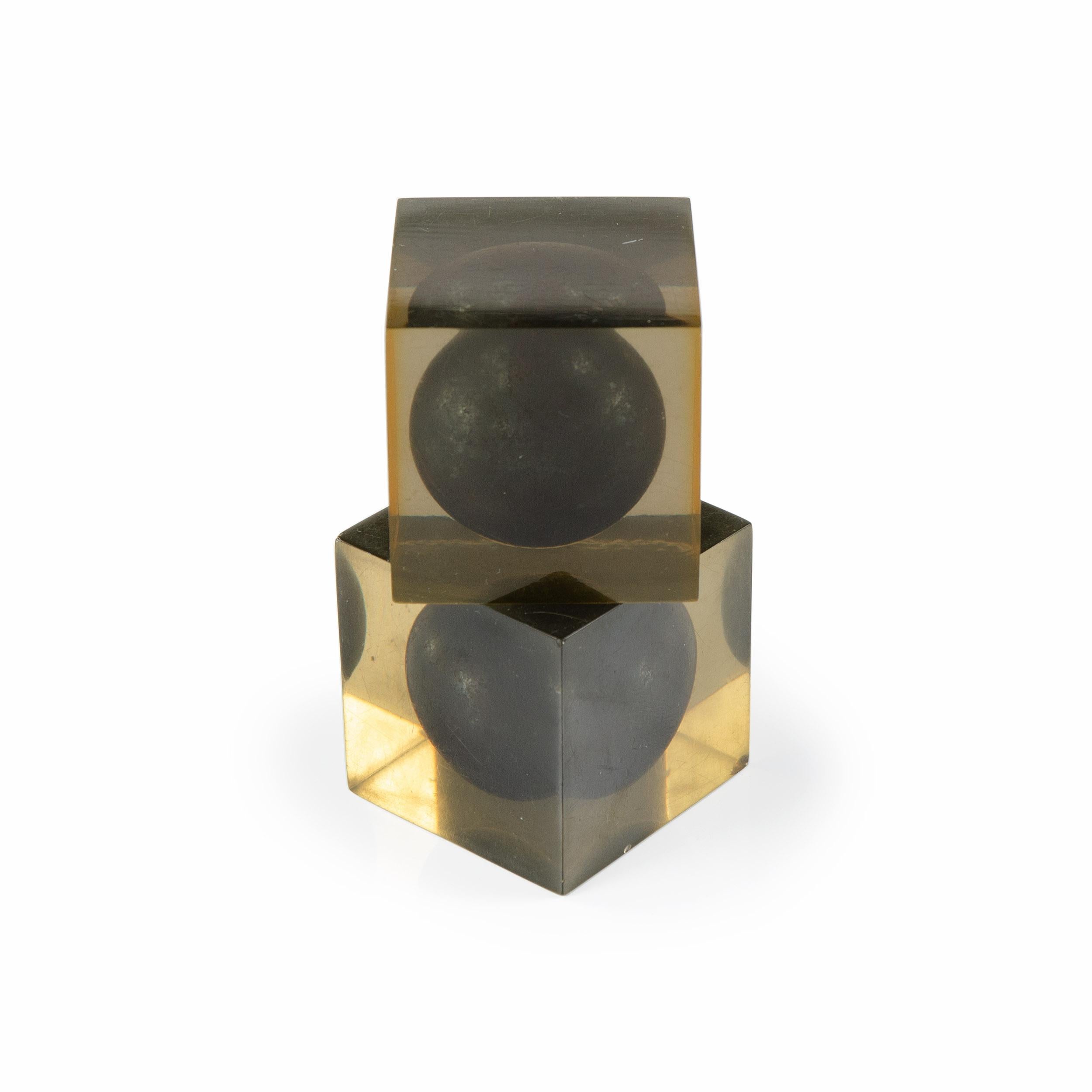 Deux cubes en résine contenant chacun une sphère, conçus par Enzo Mari. Fabriqué en Italie par Danese Milano, années 1950.