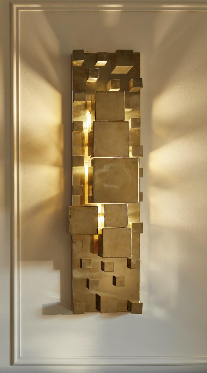 Paire d'appliques en laiton décorées de cubes de différentes tailles.
Création par Studio Glustin, 
