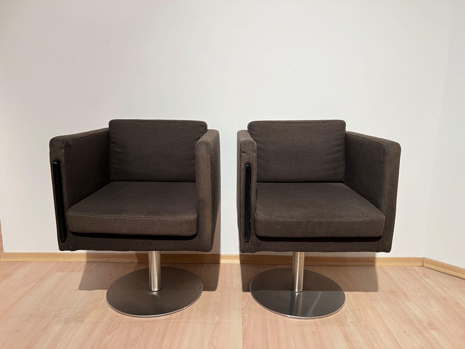 Pair of cubic Swivel Chairs with Tableau by Lensvelt, Netherlands, early 21st C.
* Design: Dirk Van Berkel
* Model: „Deejay“ (2001)
Cubic shape. Mocca Brown Original Felt in very good condition.
Standing on brushed stainless steel bar and round