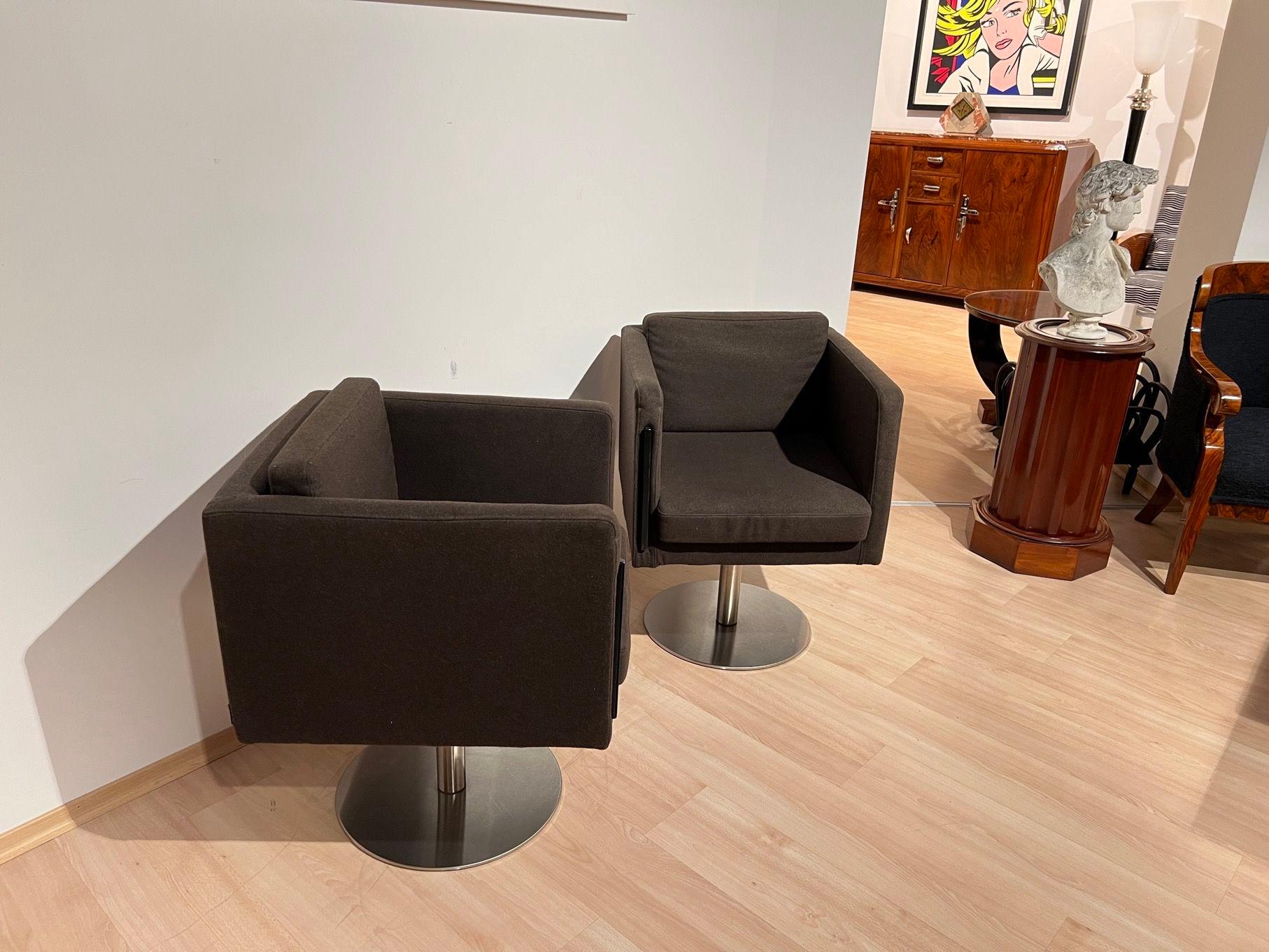 Acier inoxydable Paire de chaises pivotantes cubiques avec plateau de Lensvelt, Pays-Bas, début du 21e siècle en vente